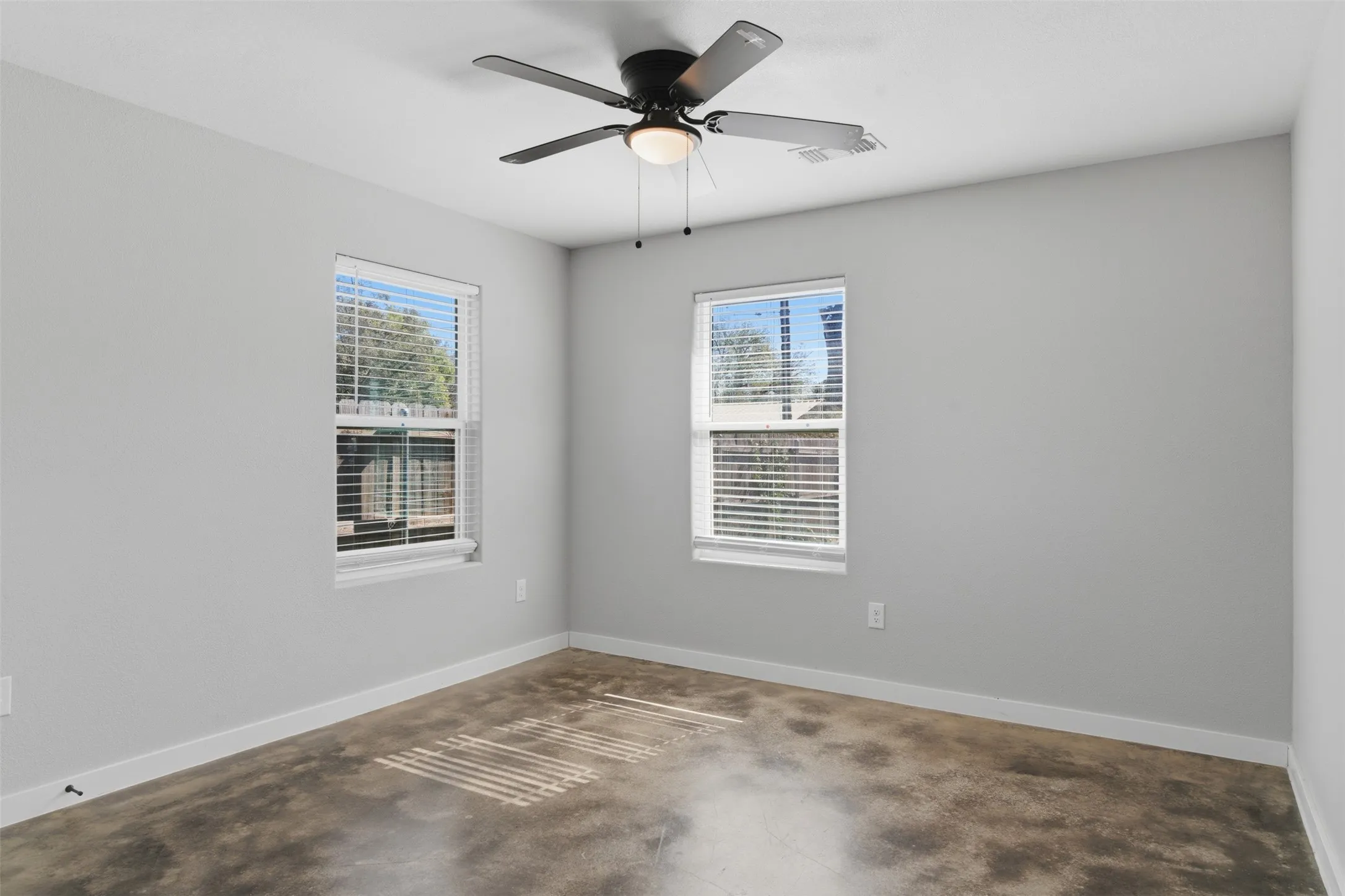 Single Family Residence For Rent in Grayson County , 612 W Coffin Street, Denison, Texas 75020, 3 Bedroom, 2 Bathroom, 2 Garage spaces, 1,296 Sqft, built in 2023, mls#21394412, Real Estate Agent in Denison, Homes For Rent in Grayson county, Homes For Rent in Denison, Realtor in Denison Texas, Real Estate Brokerage Independent Realty Texas, Luminita Cordes Realtor