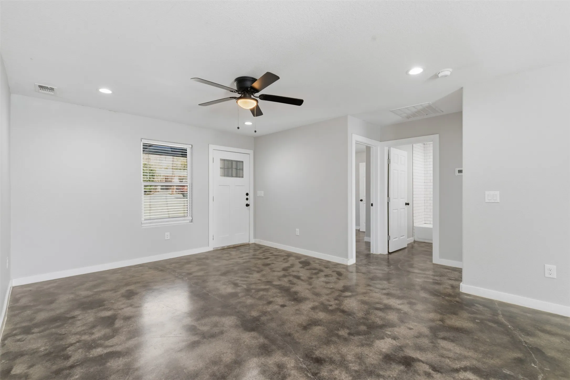 Single Family Residence For Rent in Grayson County , 612 W Coffin Street, Denison, Texas 75020, 3 Bedroom, 2 Bathroom, 2 Garage spaces, 1,296 Sqft, built in 2023, mls#21394412, Real Estate Agent in Denison, Homes For Rent in Grayson county, Homes For Rent in Denison, Realtor in Denison Texas, Real Estate Brokerage Independent Realty Texas, Luminita Cordes Realtor