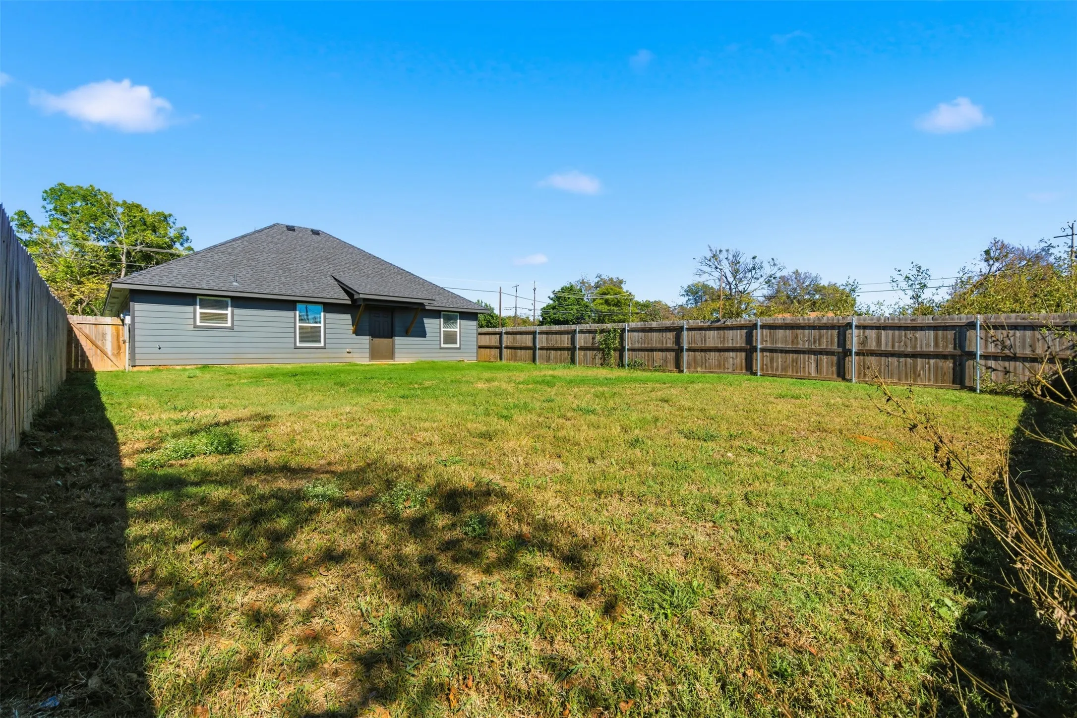 Single Family Residence For Rent in Grayson County , 612 W Coffin Street, Denison, Texas 75020, 3 Bedroom, 2 Bathroom, 2 Garage spaces, 1,296 Sqft, built in 2023, mls#21394412, Real Estate Agent in Denison, Homes For Rent in Grayson county, Homes For Rent in Denison, Realtor in Denison Texas, Real Estate Brokerage Independent Realty Texas, Luminita Cordes Realtor