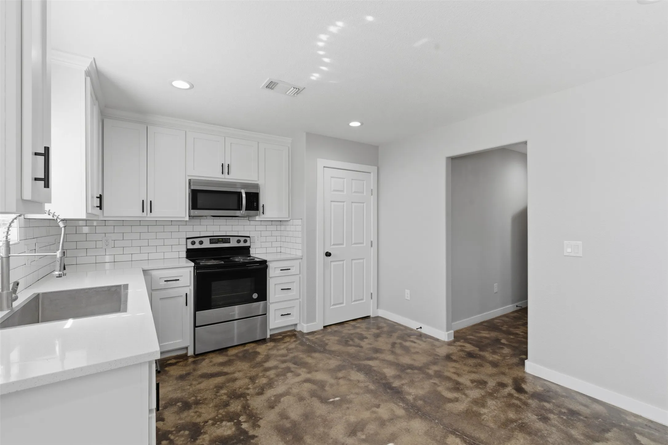 Single Family Residence For Rent in Grayson County , 612 W Coffin Street, Denison, Texas 75020, 3 Bedroom, 2 Bathroom, 2 Garage spaces, 1,296 Sqft, built in 2023, mls#21394412, Real Estate Agent in Denison, Homes For Rent in Grayson county, Homes For Rent in Denison, Realtor in Denison Texas, Real Estate Brokerage Independent Realty Texas, Luminita Cordes Realtor