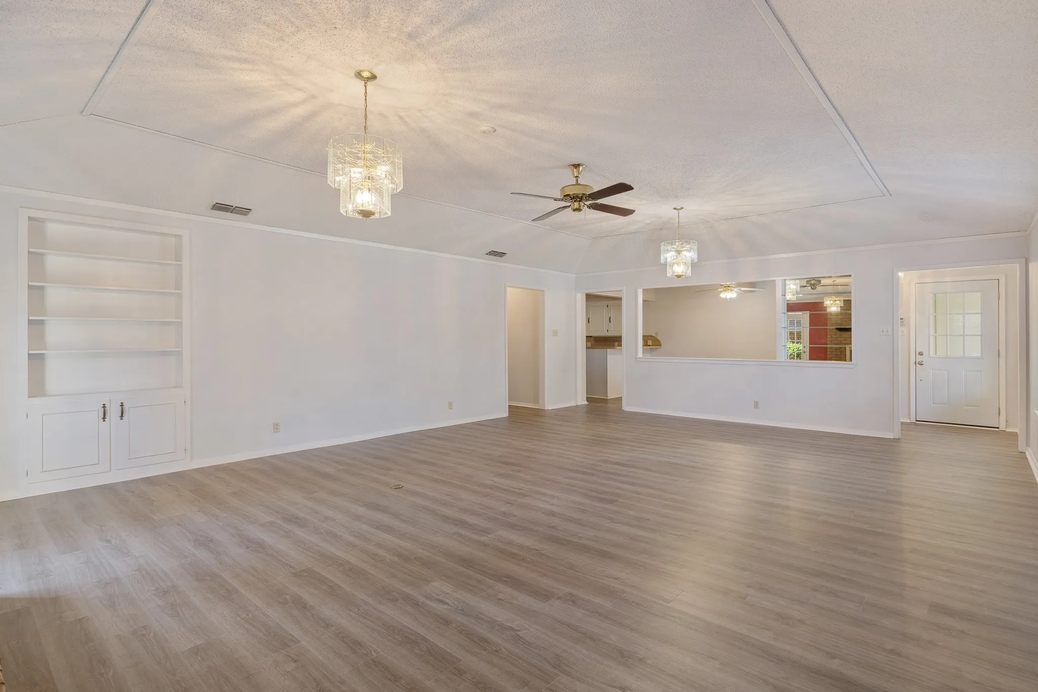 Single Family Residence For Sale in Smith County , 504 Woodland Hills Drive, Tyler, Texas 75701, 3 Bedroom, 2 Bathroom, 2 Garage spaces, 2,564 Sqft, built in 1979, mls#21394390, Real Estate Agent in Tyler, Homes For Sale in Smith county, Homes For Sale in Tyler, Realtor in Tyler Texas, Real Estate Brokerage Independent Realty Texas, Luminita Cordes Realtor