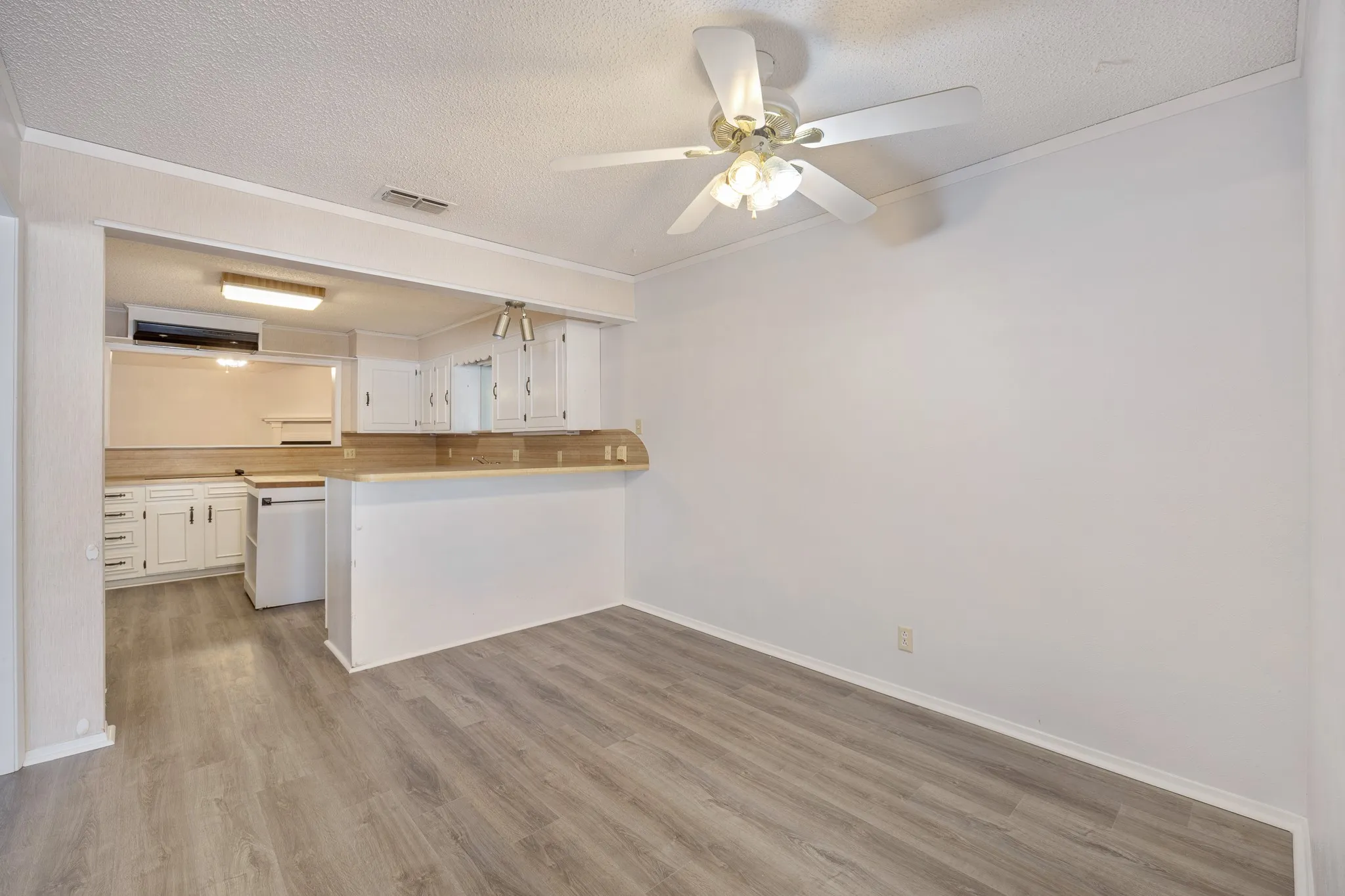 Single Family Residence For Sale in Smith County , 504 Woodland Hills Drive, Tyler, Texas 75701, 3 Bedroom, 2 Bathroom, 2 Garage spaces, 2,564 Sqft, built in 1979, mls#21394390, Real Estate Agent in Tyler, Homes For Sale in Smith county, Homes For Sale in Tyler, Realtor in Tyler Texas, Real Estate Brokerage Independent Realty Texas, Luminita Cordes Realtor