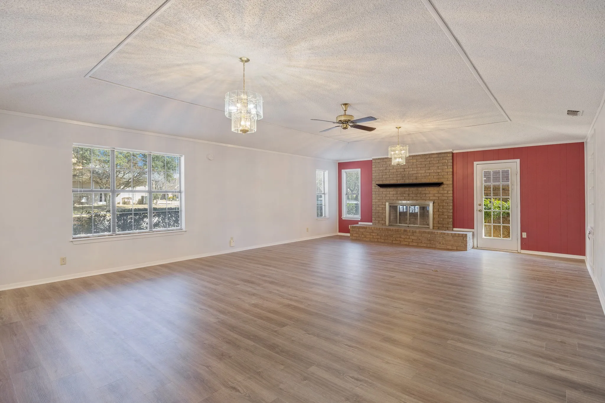 Single Family Residence For Sale in Smith County , 504 Woodland Hills Drive, Tyler, Texas 75701, 3 Bedroom, 2 Bathroom, 2 Garage spaces, 2,564 Sqft, built in 1979, mls#21394390, Real Estate Agent in Tyler, Homes For Sale in Smith county, Homes For Sale in Tyler, Realtor in Tyler Texas, Real Estate Brokerage Independent Realty Texas, Luminita Cordes Realtor