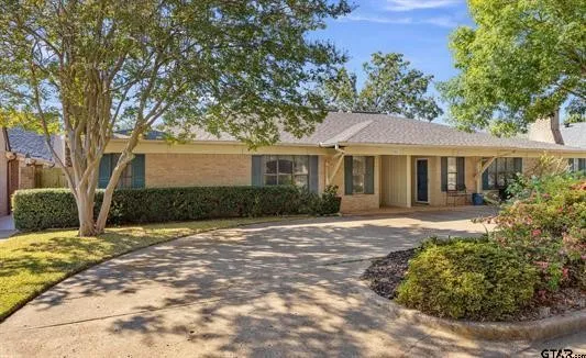 Single Family Residence For Sale in Smith County , 504 Woodland Hills Drive, Tyler, Texas 75701, 3 Bedroom, 2 Bathroom, 2 Garage spaces, 2,564 Sqft, built in 1979, mls#21394390, Real Estate Agent in Tyler, Homes For Sale in Smith county, Homes For Sale in Tyler, Realtor in Tyler Texas, Real Estate Brokerage Independent Realty Texas, Luminita Cordes Realtor