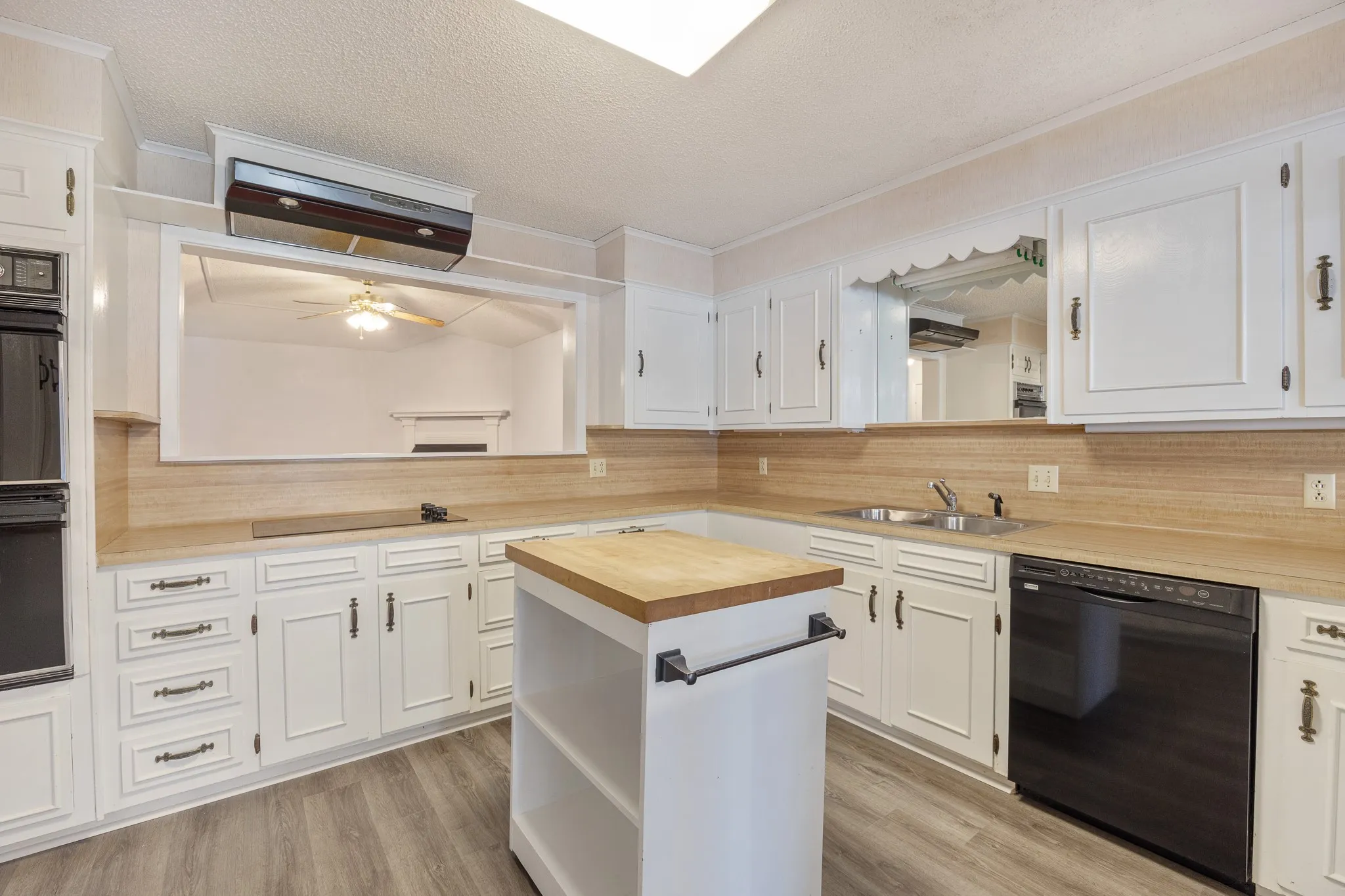 Single Family Residence For Sale in Smith County , 504 Woodland Hills Drive, Tyler, Texas 75701, 3 Bedroom, 2 Bathroom, 2 Garage spaces, 2,564 Sqft, built in 1979, mls#21394390, Real Estate Agent in Tyler, Homes For Sale in Smith county, Homes For Sale in Tyler, Realtor in Tyler Texas, Real Estate Brokerage Independent Realty Texas, Luminita Cordes Realtor