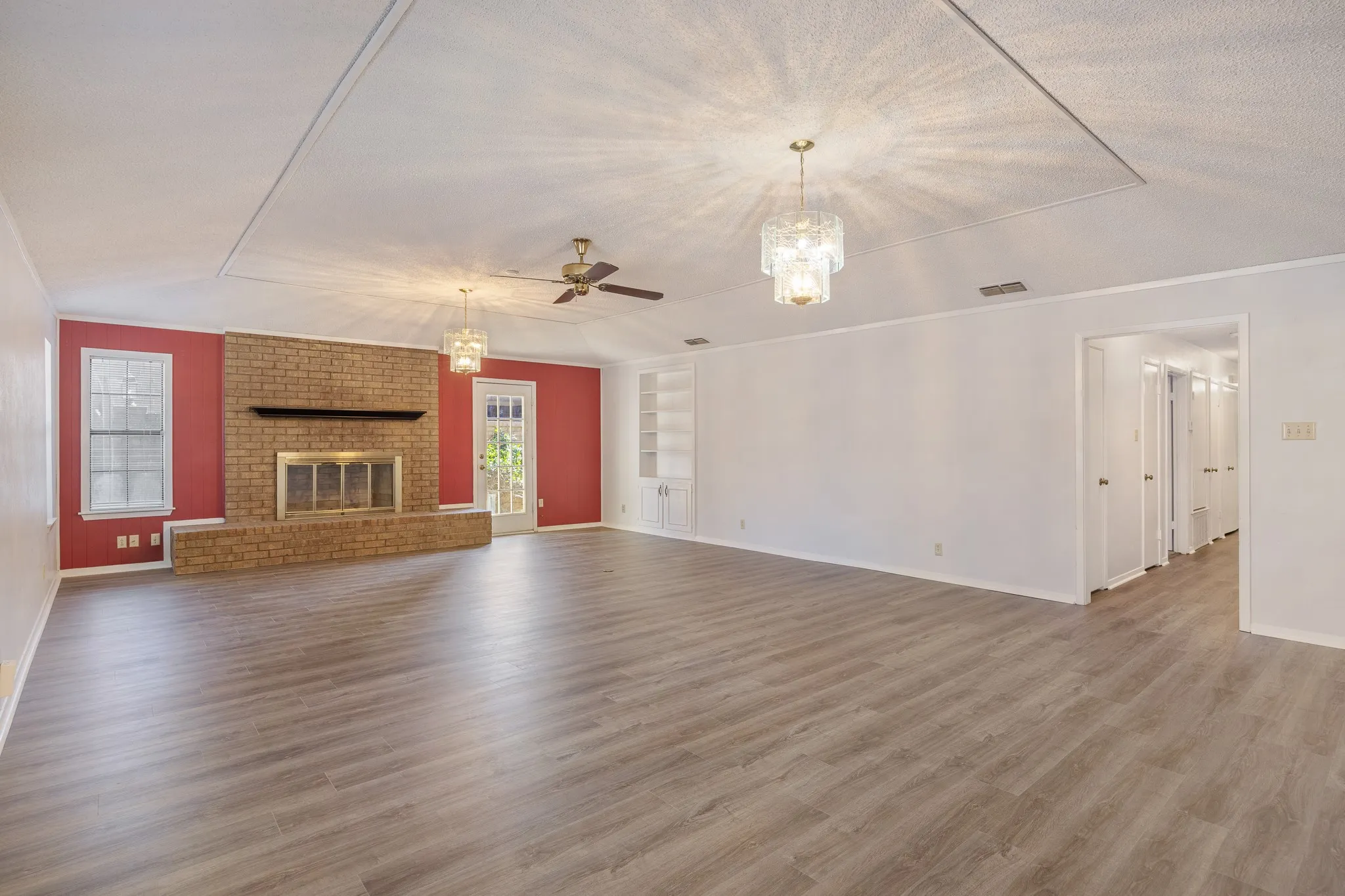 Single Family Residence For Sale in Smith County , 504 Woodland Hills Drive, Tyler, Texas 75701, 3 Bedroom, 2 Bathroom, 2 Garage spaces, 2,564 Sqft, built in 1979, mls#21394390, Real Estate Agent in Tyler, Homes For Sale in Smith county, Homes For Sale in Tyler, Realtor in Tyler Texas, Real Estate Brokerage Independent Realty Texas, Luminita Cordes Realtor