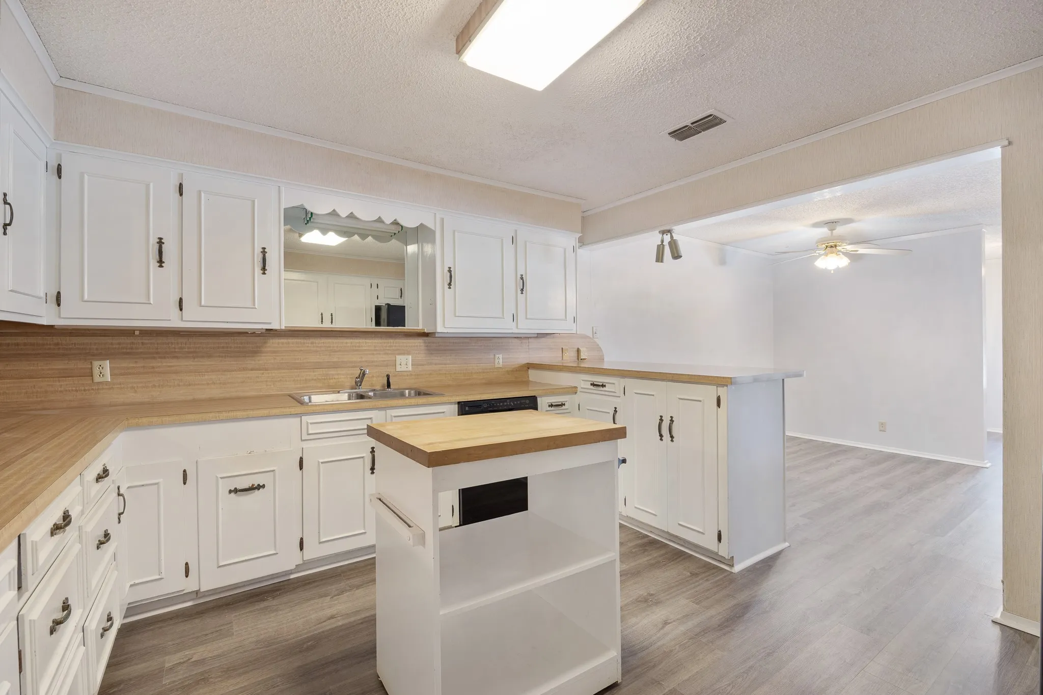 Single Family Residence For Sale in Smith County , 504 Woodland Hills Drive, Tyler, Texas 75701, 3 Bedroom, 2 Bathroom, 2 Garage spaces, 2,564 Sqft, built in 1979, mls#21394390, Real Estate Agent in Tyler, Homes For Sale in Smith county, Homes For Sale in Tyler, Realtor in Tyler Texas, Real Estate Brokerage Independent Realty Texas, Luminita Cordes Realtor