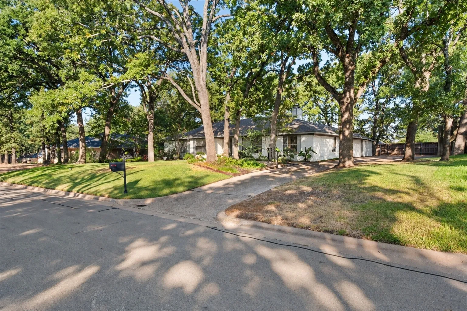 Single Family Residence For Sale in Navarro County , 929 Madison Square, Corsicana, Texas 75110, 3 Bedroom, 2 Bathroom, 3 Garage spaces, 1,983 Sqft, built in 1970, mls#21393900, Real Estate Agent in Corsicana, Homes For Sale in Navarro county, Homes For Sale in Corsicana, Realtor in Corsicana Texas, Real Estate Brokerage Independent Realty Texas, Luminita Cordes Realtor