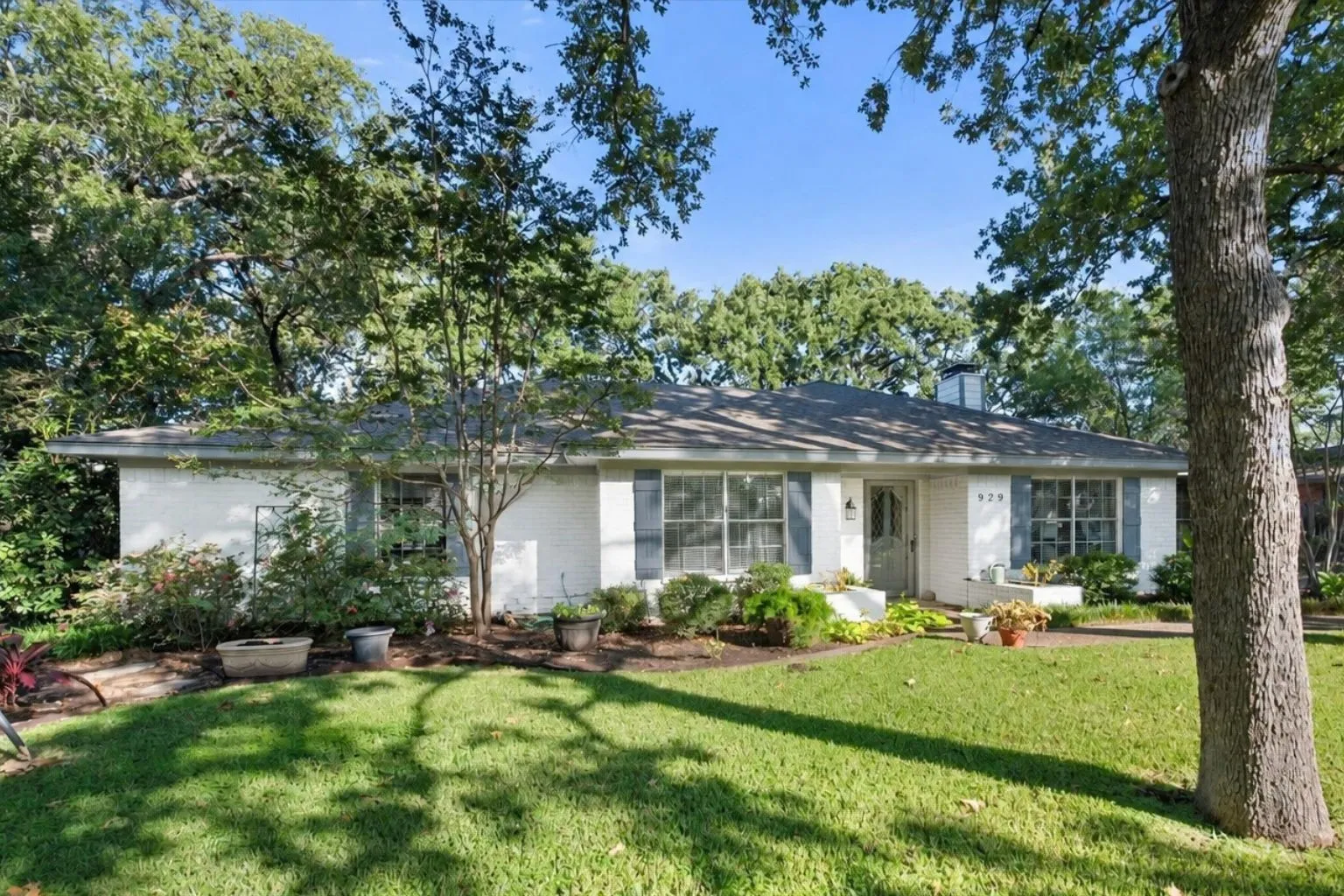 Single Family Residence For Sale in Navarro County , 929 Madison Square, Corsicana, Texas 75110, 3 Bedroom, 2 Bathroom, 3 Garage spaces, 1,983 Sqft, built in 1970, mls#21393900, Real Estate Agent in Corsicana, Homes For Sale in Navarro county, Homes For Sale in Corsicana, Realtor in Corsicana Texas, Real Estate Brokerage Independent Realty Texas, Luminita Cordes Realtor