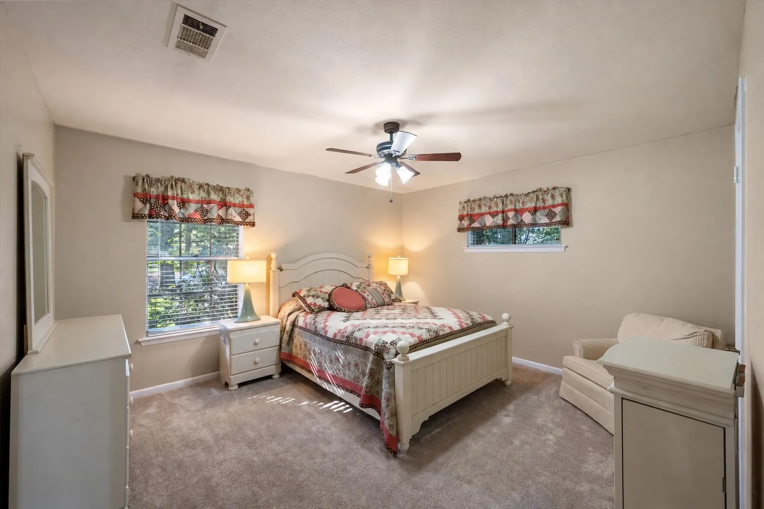 Single Family Residence For Sale in Navarro County , 929 Madison Square, Corsicana, Texas 75110, 3 Bedroom, 2 Bathroom, 3 Garage spaces, 1,983 Sqft, built in 1970, mls#21393900, Real Estate Agent in Corsicana, Homes For Sale in Navarro county, Homes For Sale in Corsicana, Realtor in Corsicana Texas, Real Estate Brokerage Independent Realty Texas, Luminita Cordes Realtor