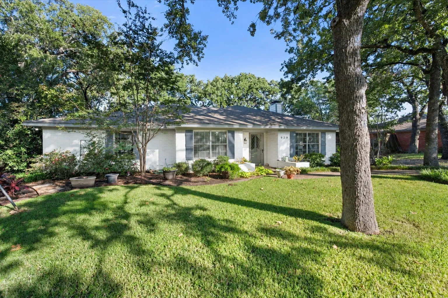 Single Family Residence For Sale in Navarro County , 929 Madison Square, Corsicana, Texas 75110, 3 Bedroom, 2 Bathroom, 3 Garage spaces, 1,983 Sqft, built in 1970, mls#21393900, Real Estate Agent in Corsicana, Homes For Sale in Navarro county, Homes For Sale in Corsicana, Realtor in Corsicana Texas, Real Estate Brokerage Independent Realty Texas, Luminita Cordes Realtor