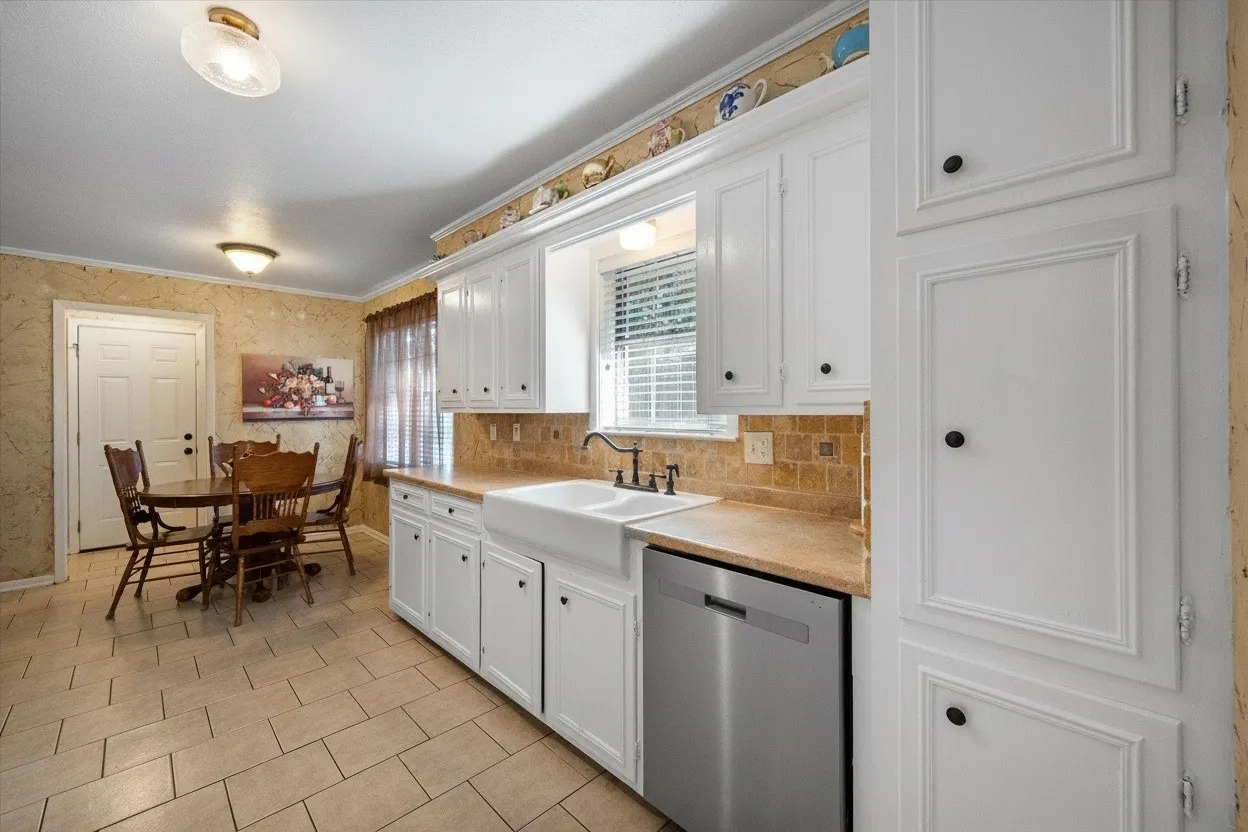 Single Family Residence For Sale in Navarro County , 929 Madison Square, Corsicana, Texas 75110, 3 Bedroom, 2 Bathroom, 3 Garage spaces, 1,983 Sqft, built in 1970, mls#21393900, Real Estate Agent in Corsicana, Homes For Sale in Navarro county, Homes For Sale in Corsicana, Realtor in Corsicana Texas, Real Estate Brokerage Independent Realty Texas, Luminita Cordes Realtor