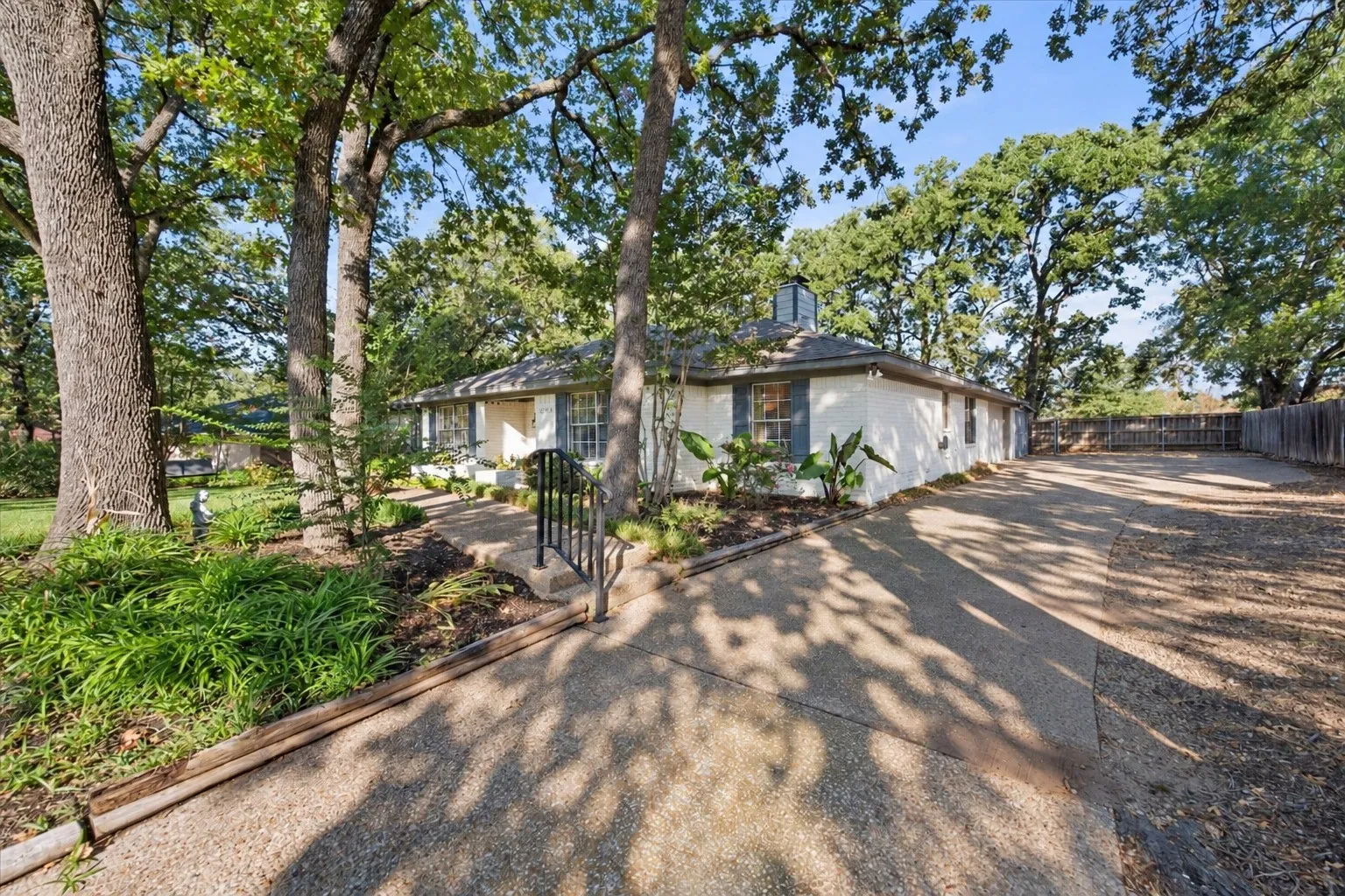 Single Family Residence For Sale in Navarro County , 929 Madison Square, Corsicana, Texas 75110, 3 Bedroom, 2 Bathroom, 3 Garage spaces, 1,983 Sqft, built in 1970, mls#21393900, Real Estate Agent in Corsicana, Homes For Sale in Navarro county, Homes For Sale in Corsicana, Realtor in Corsicana Texas, Real Estate Brokerage Independent Realty Texas, Luminita Cordes Realtor
