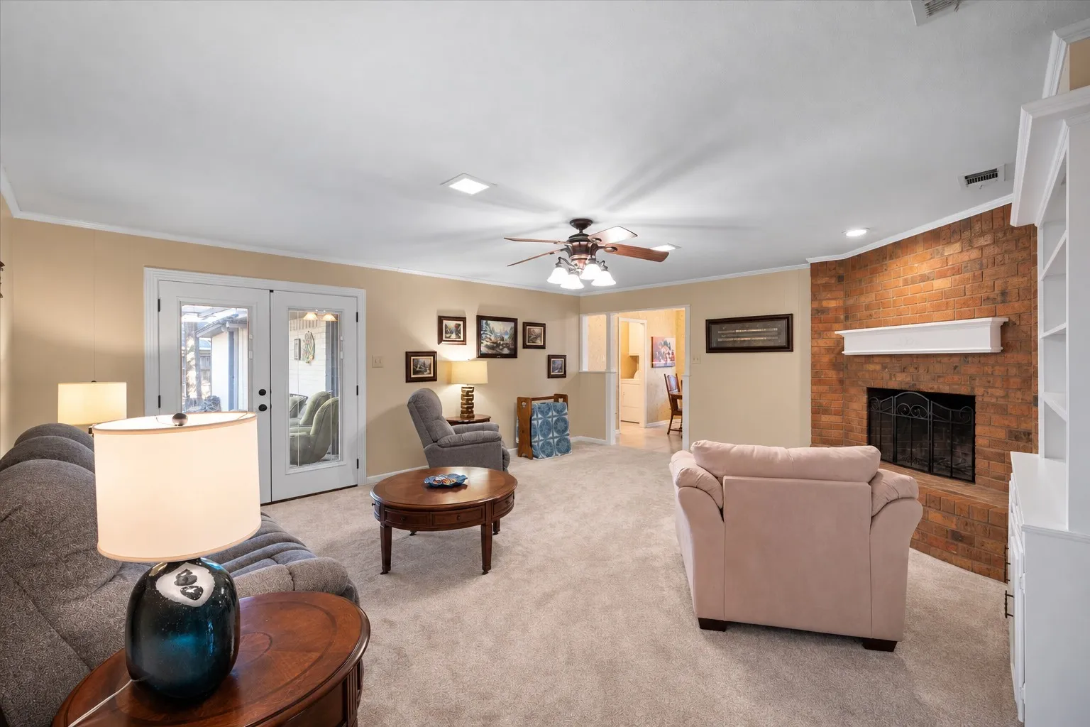 Single Family Residence For Sale in Navarro County , 929 Madison Square, Corsicana, Texas 75110, 3 Bedroom, 2 Bathroom, 3 Garage spaces, 1,983 Sqft, built in 1970, mls#21393900, Real Estate Agent in Corsicana, Homes For Sale in Navarro county, Homes For Sale in Corsicana, Realtor in Corsicana Texas, Real Estate Brokerage Independent Realty Texas, Luminita Cordes Realtor