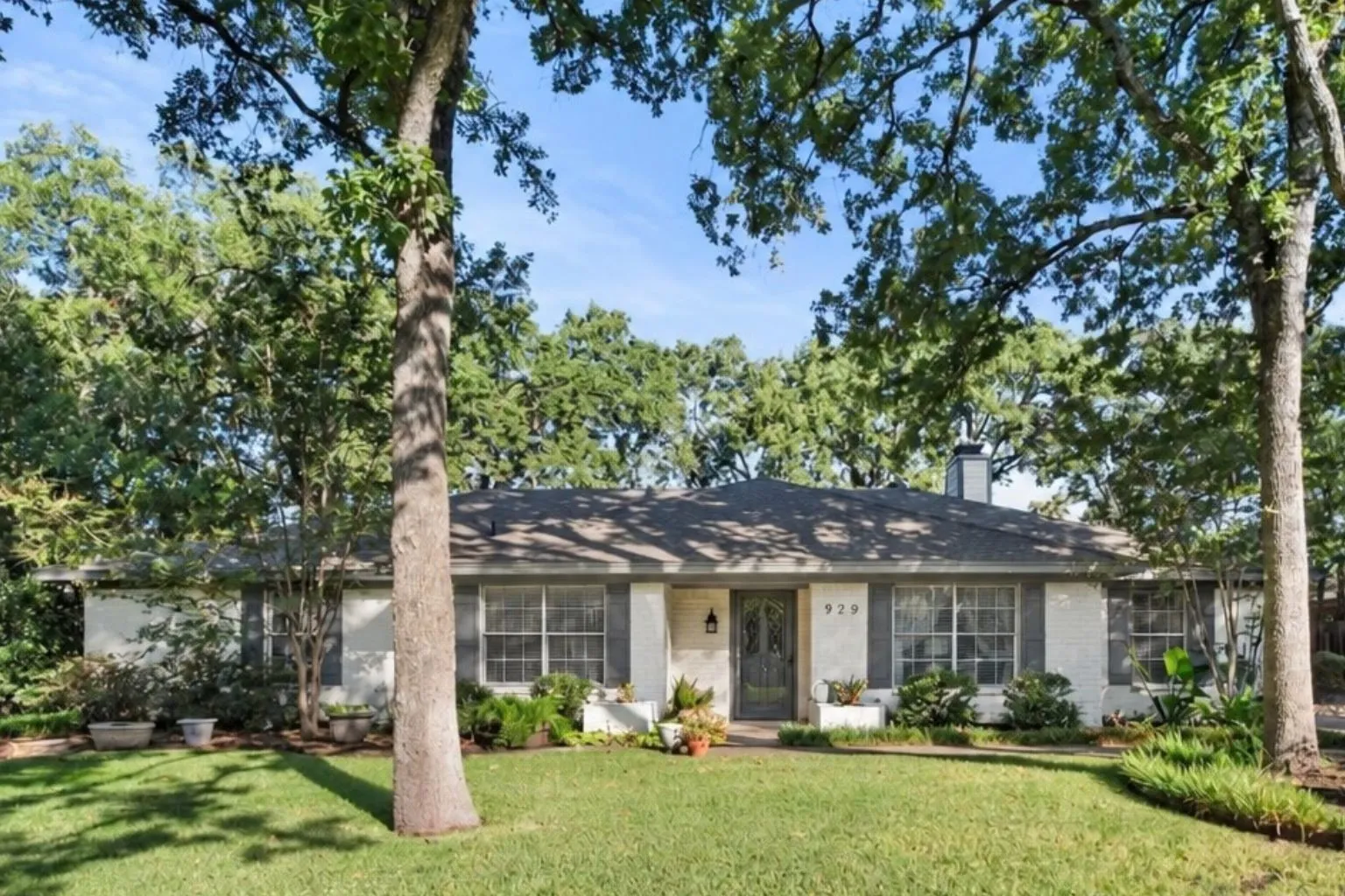 Single Family Residence For Sale in Navarro County , 929 Madison Square, Corsicana, Texas 75110, 3 Bedroom, 2 Bathroom, 3 Garage spaces, 1,983 Sqft, built in 1970, mls#21393900, Real Estate Agent in Corsicana, Homes For Sale in Navarro county, Homes For Sale in Corsicana, Realtor in Corsicana Texas, Real Estate Brokerage Independent Realty Texas, Luminita Cordes Realtor