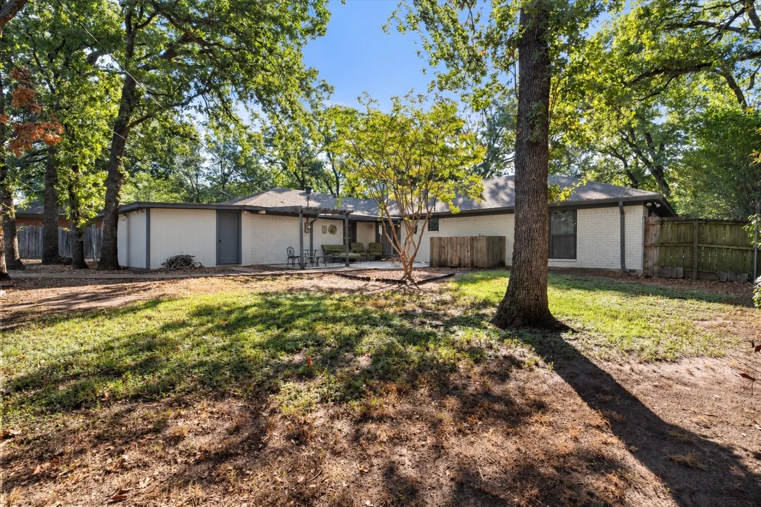 Single Family Residence For Sale in Navarro County , 929 Madison Square, Corsicana, Texas 75110, 3 Bedroom, 2 Bathroom, 3 Garage spaces, 1,983 Sqft, built in 1970, mls#21393900, Real Estate Agent in Corsicana, Homes For Sale in Navarro county, Homes For Sale in Corsicana, Realtor in Corsicana Texas, Real Estate Brokerage Independent Realty Texas, Luminita Cordes Realtor