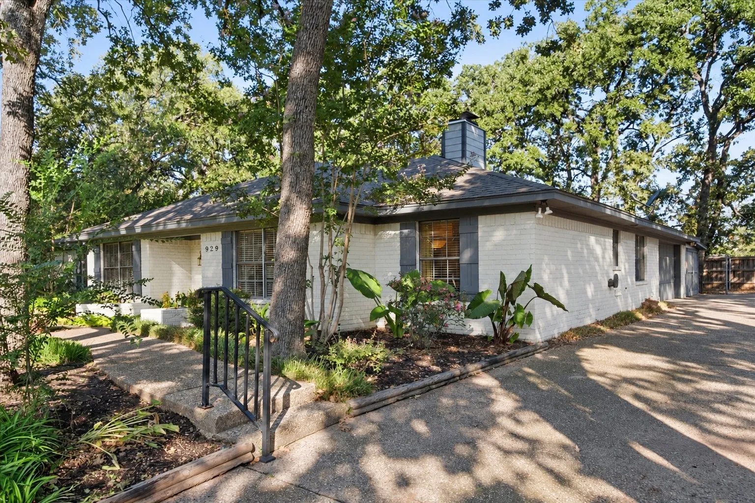 Single Family Residence For Sale in Navarro County , 929 Madison Square, Corsicana, Texas 75110, 3 Bedroom, 2 Bathroom, 3 Garage spaces, 1,983 Sqft, built in 1970, mls#21393900, Real Estate Agent in Corsicana, Homes For Sale in Navarro county, Homes For Sale in Corsicana, Realtor in Corsicana Texas, Real Estate Brokerage Independent Realty Texas, Luminita Cordes Realtor