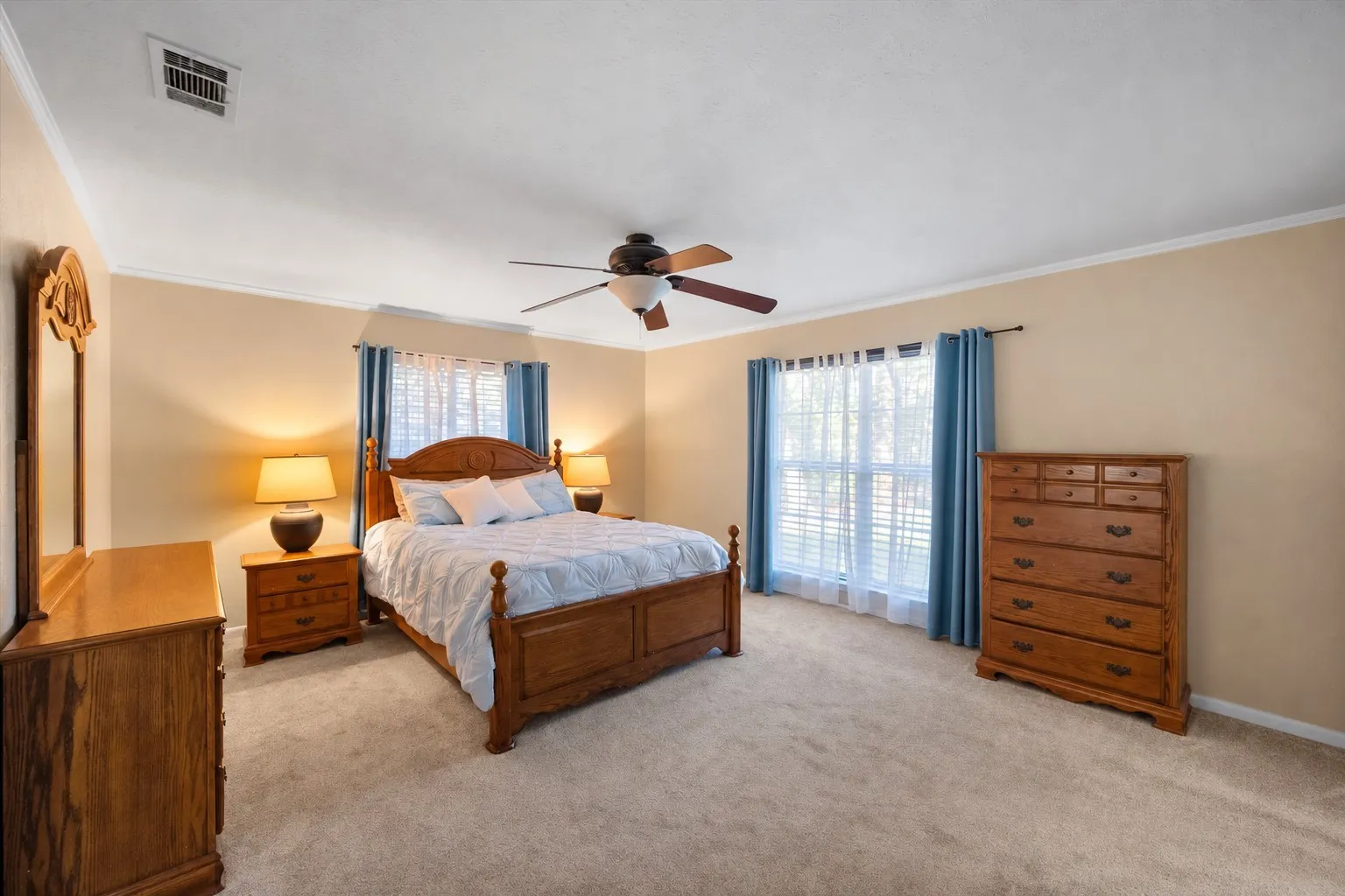 Single Family Residence For Sale in Navarro County , 929 Madison Square, Corsicana, Texas 75110, 3 Bedroom, 2 Bathroom, 3 Garage spaces, 1,983 Sqft, built in 1970, mls#21393900, Real Estate Agent in Corsicana, Homes For Sale in Navarro county, Homes For Sale in Corsicana, Realtor in Corsicana Texas, Real Estate Brokerage Independent Realty Texas, Luminita Cordes Realtor