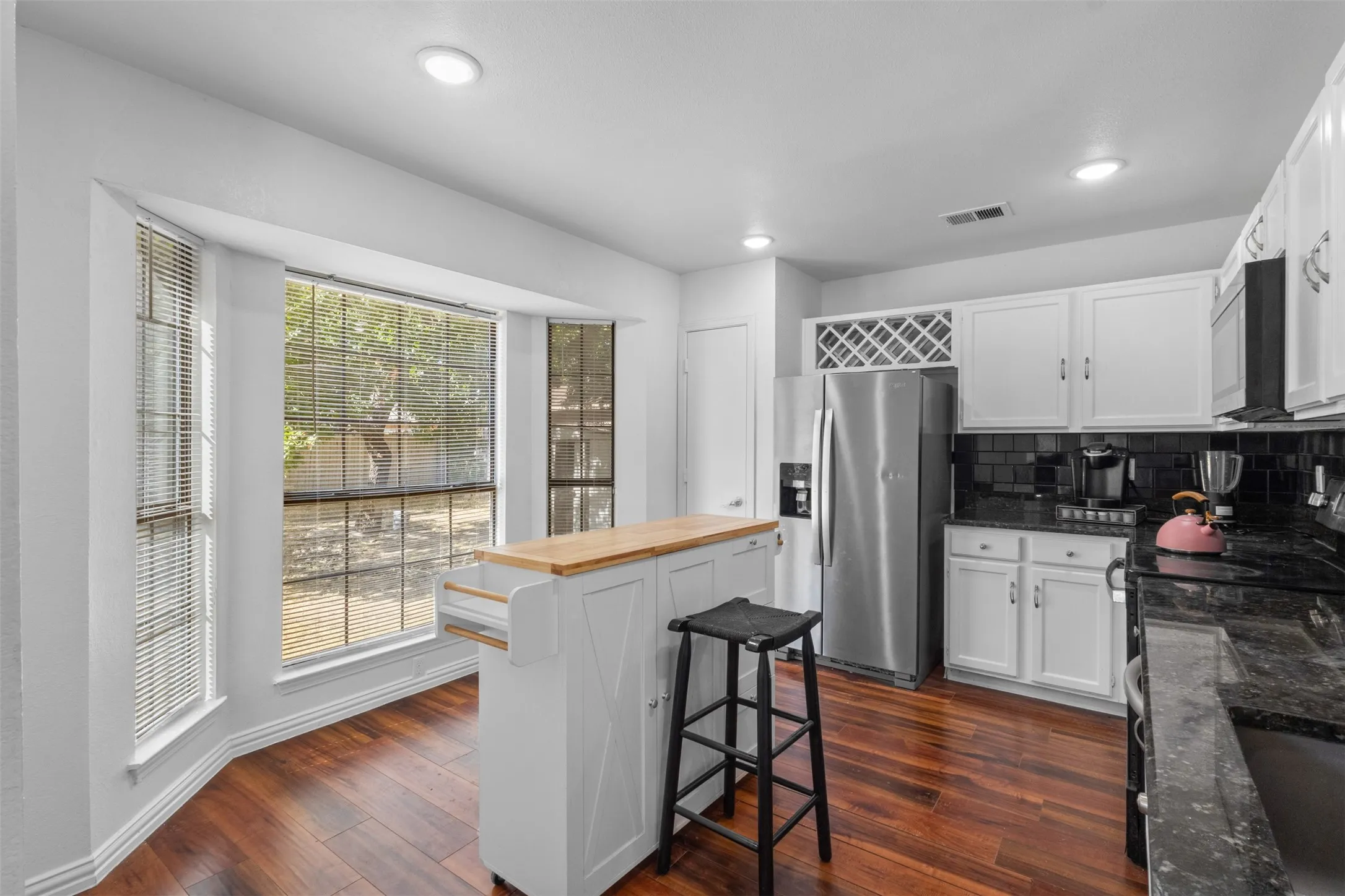Single Family Residence For Sale in Dallas County , 7809 Clairmont, Rowlett, Texas 75089, 3 Bedroom, 2 Bathroom, 2 Garage spaces, 1,693 Sqft, built in 1986, mls#21394427, Real Estate Agent in Rowlett, Homes For Sale in Dallas county, Homes For Sale in Rowlett, Realtor in Rowlett Texas, Real Estate Brokerage Independent Realty Texas, Luminita Cordes Realtor