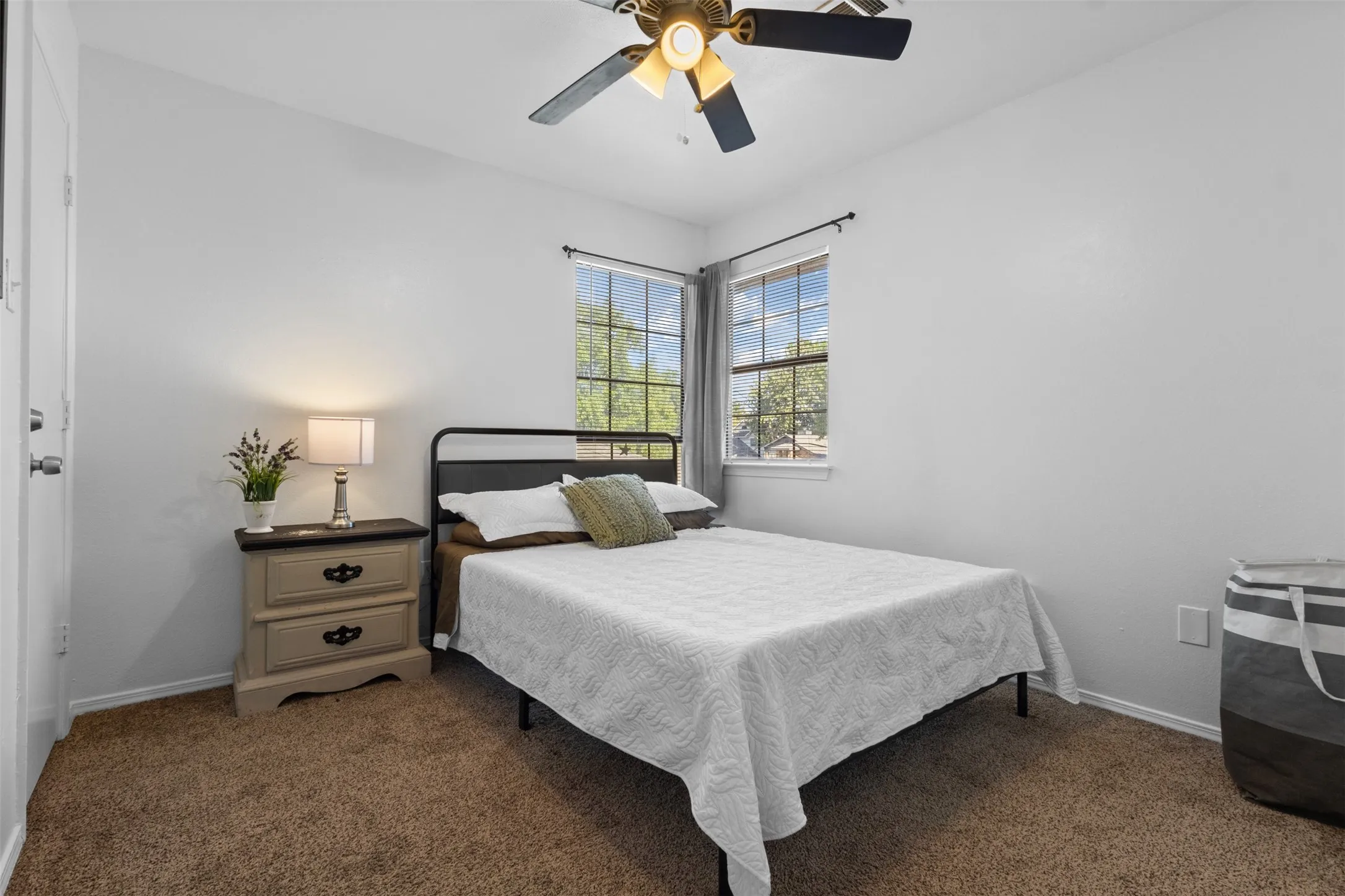 Single Family Residence For Sale in Dallas County , 7809 Clairmont, Rowlett, Texas 75089, 3 Bedroom, 2 Bathroom, 2 Garage spaces, 1,693 Sqft, built in 1986, mls#21394427, Real Estate Agent in Rowlett, Homes For Sale in Dallas county, Homes For Sale in Rowlett, Realtor in Rowlett Texas, Real Estate Brokerage Independent Realty Texas, Luminita Cordes Realtor