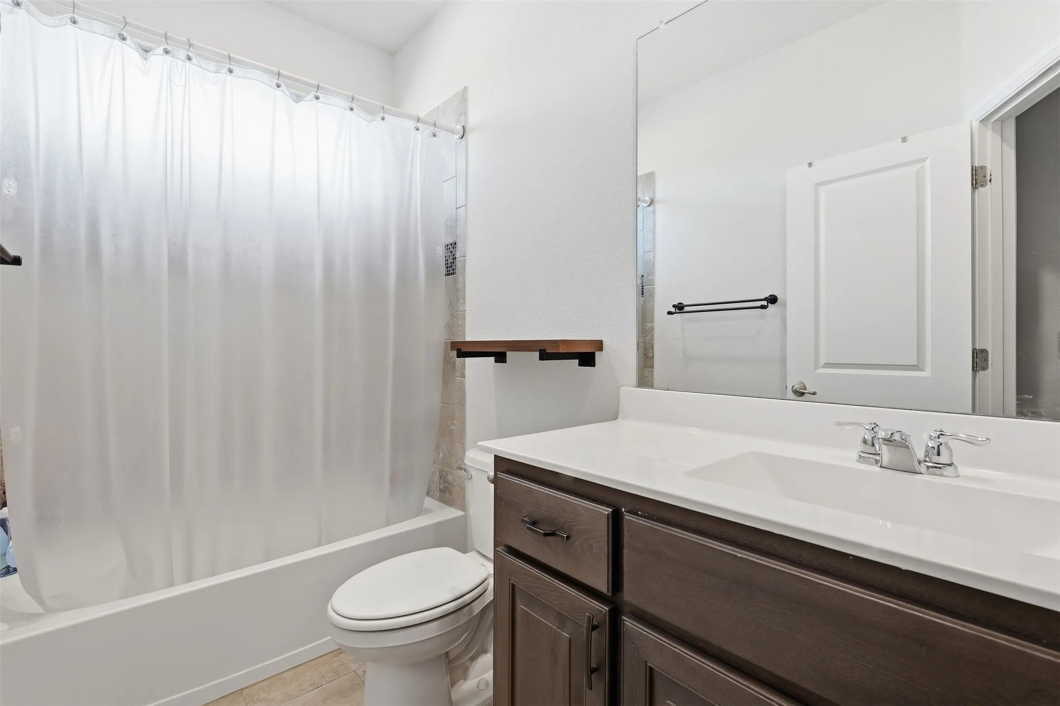 Single Family Residence For Sale in Johnson County , 1101 Burlingame Drive, Cleburne, Texas 76033, 4 Bedroom, 4 Bathroom, 2 Garage spaces, 3,016 Sqft, built in 2020, mls#21394318, Real Estate Agent in Cleburne, Homes For Sale in Johnson county, Homes For Sale in Cleburne, Realtor in Cleburne Texas, Real Estate Brokerage Independent Realty Texas, Luminita Cordes Realtor