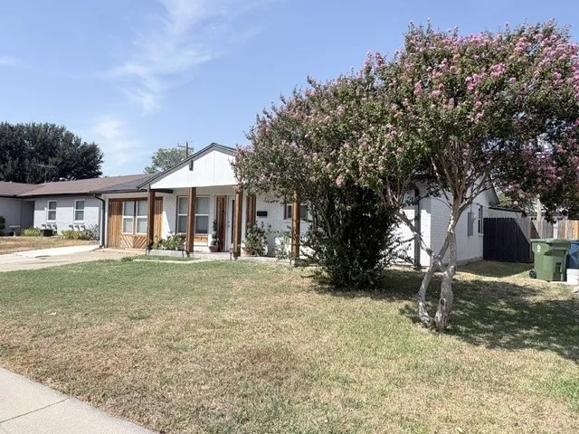 Single Family Residence For Sale in Denton County , 701 Sweetbriar, Lewisville, Texas 75067, 4 Bedroom, 2 Bathroom, Garage spaces, 1,499 Sqft, built in 1970, mls#21394437, Real Estate Agent in Lewisville, Homes For Sale in Denton county, Homes For Sale in Lewisville, Realtor in Lewisville Texas, Real Estate Brokerage Independent Realty Texas, Luminita Cordes Realtor