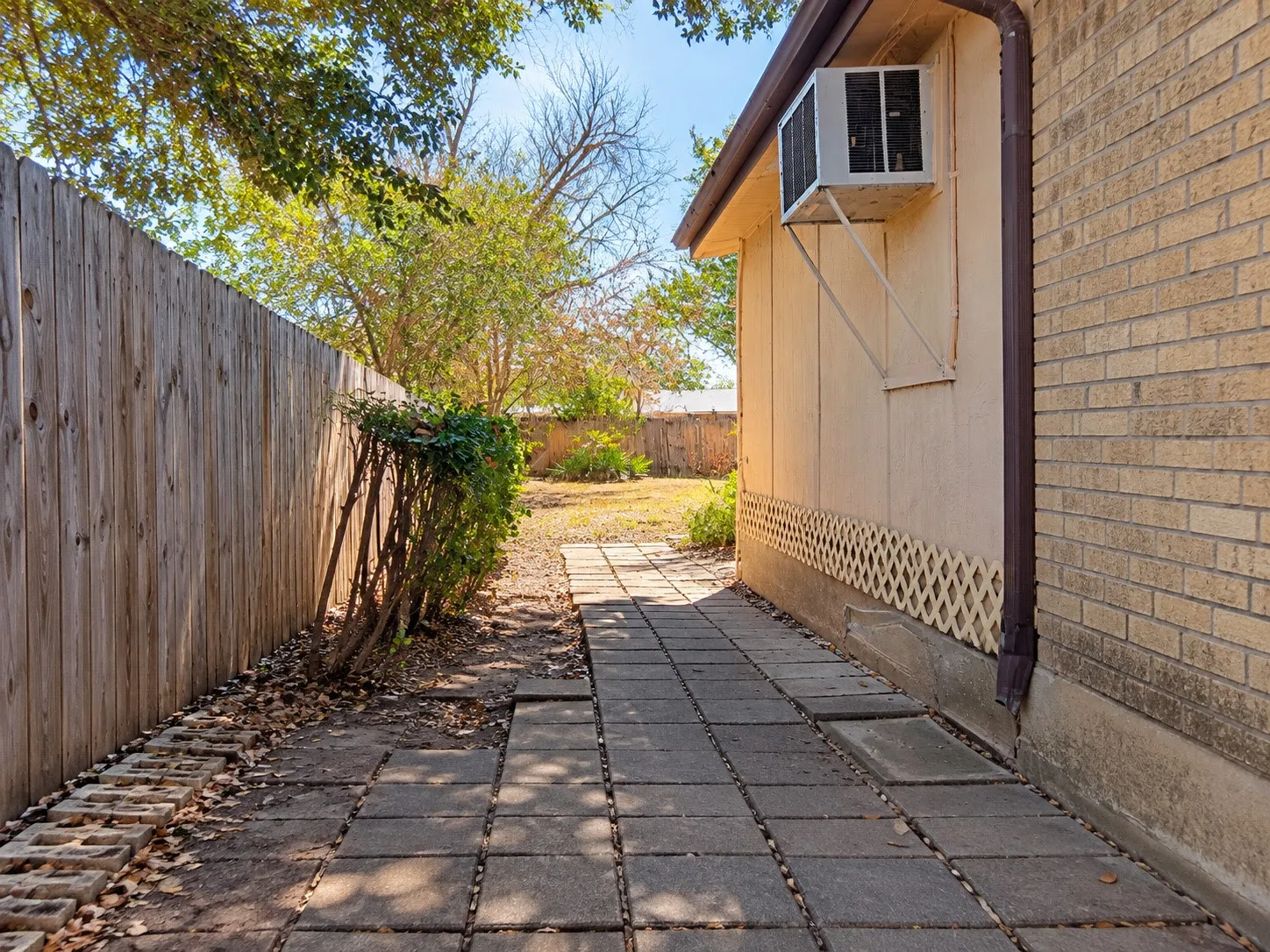 Single Family Residence For Sale in Tarrant County , 4504 Mink Drive, Haltom City, Texas 76117, 3 Bedroom, 2 Bathroom, Garage spaces, 1,930 Sqft, built in 1969, mls#21393555, Real Estate Agent in Haltom City, Homes For Sale in Tarrant county, Homes For Sale in Haltom City, Realtor in Haltom City Texas, Real Estate Brokerage Independent Realty Texas, Luminita Cordes Realtor