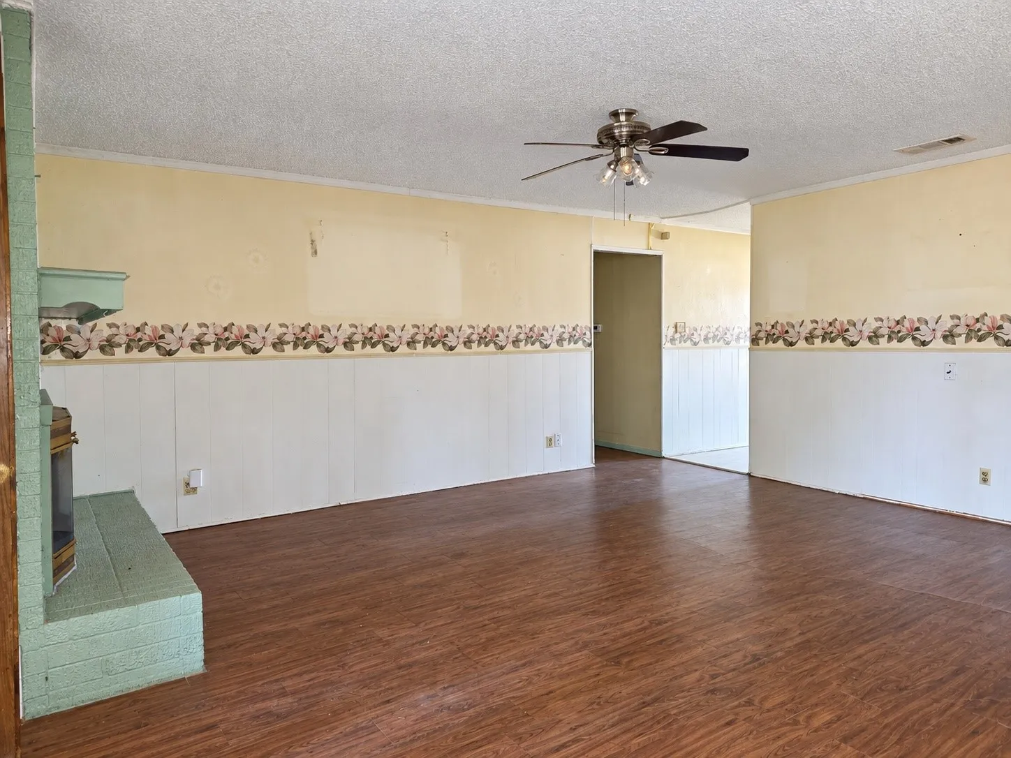 Single Family Residence For Sale in Tarrant County , 4504 Mink Drive, Haltom City, Texas 76117, 3 Bedroom, 2 Bathroom, Garage spaces, 1,930 Sqft, built in 1969, mls#21393555, Real Estate Agent in Haltom City, Homes For Sale in Tarrant county, Homes For Sale in Haltom City, Realtor in Haltom City Texas, Real Estate Brokerage Independent Realty Texas, Luminita Cordes Realtor