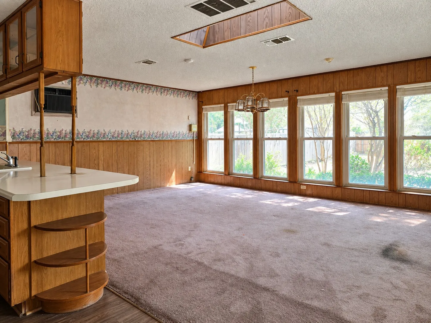 Single Family Residence For Sale in Tarrant County , 4504 Mink Drive, Haltom City, Texas 76117, 3 Bedroom, 2 Bathroom, Garage spaces, 1,930 Sqft, built in 1969, mls#21393555, Real Estate Agent in Haltom City, Homes For Sale in Tarrant county, Homes For Sale in Haltom City, Realtor in Haltom City Texas, Real Estate Brokerage Independent Realty Texas, Luminita Cordes Realtor