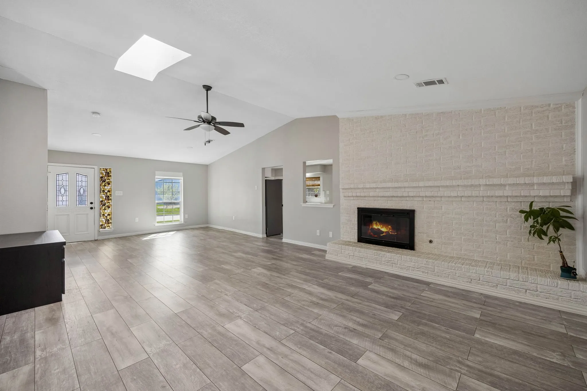 Single Family Residence For Sale in Dallas County , 1605 Versailles Drive, Richardson, Texas 75081, 4 Bedroom, 3 Bathroom, 2 Garage spaces, 1,883 Sqft, built in 1977, mls#21391176, Real Estate Agent in Richardson, Homes For Sale in Dallas county, Homes For Sale in Richardson, Realtor in Richardson Texas, Real Estate Brokerage Independent Realty Texas, Luminita Cordes Realtor