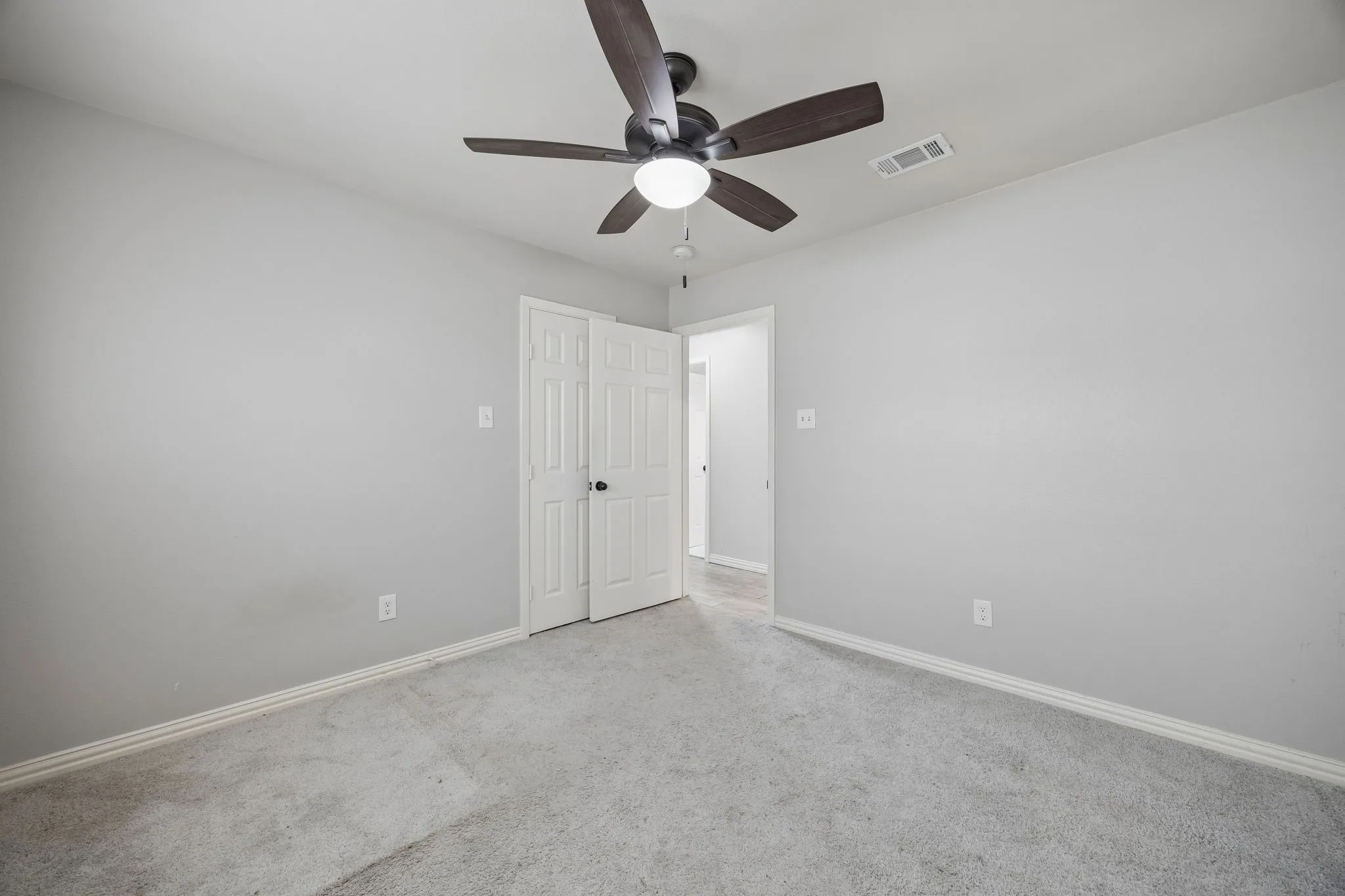 Single Family Residence For Sale in Dallas County , 1605 Versailles Drive, Richardson, Texas 75081, 4 Bedroom, 3 Bathroom, 2 Garage spaces, 1,883 Sqft, built in 1977, mls#21391176, Real Estate Agent in Richardson, Homes For Sale in Dallas county, Homes For Sale in Richardson, Realtor in Richardson Texas, Real Estate Brokerage Independent Realty Texas, Luminita Cordes Realtor