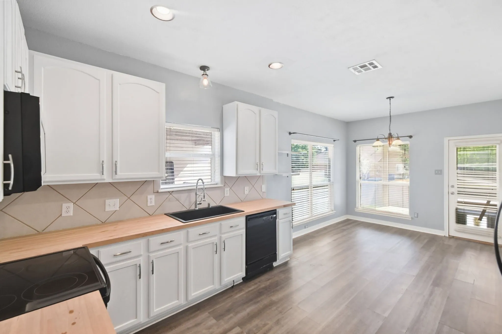 Single Family Residence For Sale in Denton County , 1116 Grey Fox Drive, Savannah, Texas 76227, 3 Bedroom, 3 Bathroom, 2 Garage spaces, 1,676 Sqft, built in 2006, mls#21392913, Real Estate Agent in Savannah, Homes For Sale in Denton county, Homes For Sale in Savannah, Realtor in Savannah Texas, Real Estate Brokerage Independent Realty Texas, Luminita Cordes Realtor