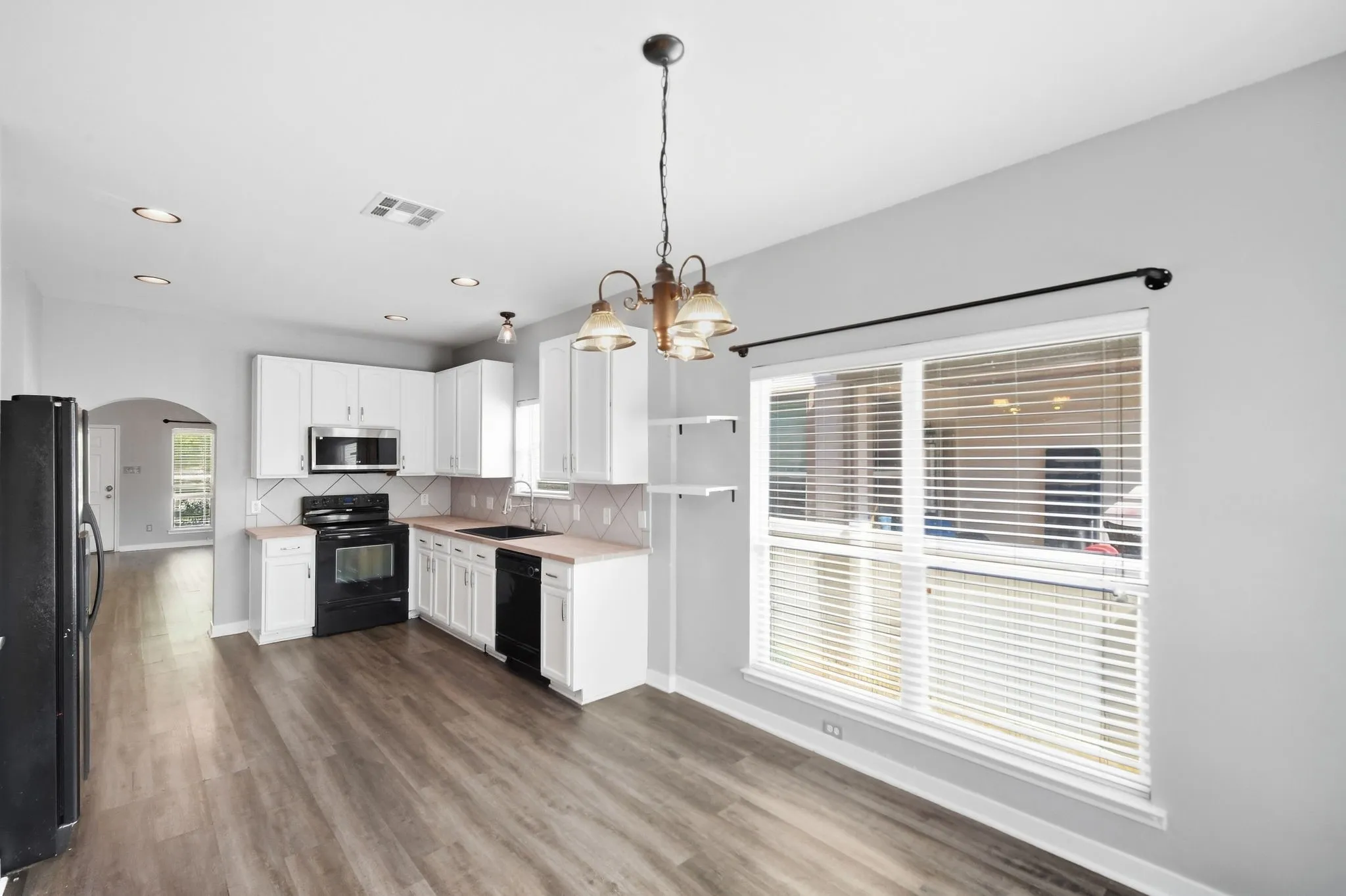 Single Family Residence For Sale in Denton County , 1116 Grey Fox Drive, Savannah, Texas 76227, 3 Bedroom, 3 Bathroom, 2 Garage spaces, 1,676 Sqft, built in 2006, mls#21392913, Real Estate Agent in Savannah, Homes For Sale in Denton county, Homes For Sale in Savannah, Realtor in Savannah Texas, Real Estate Brokerage Independent Realty Texas, Luminita Cordes Realtor