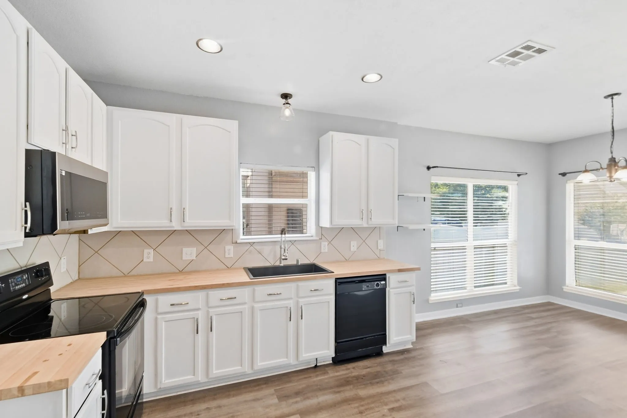 Single Family Residence For Sale in Denton County , 1116 Grey Fox Drive, Savannah, Texas 76227, 3 Bedroom, 3 Bathroom, 2 Garage spaces, 1,676 Sqft, built in 2006, mls#21392913, Real Estate Agent in Savannah, Homes For Sale in Denton county, Homes For Sale in Savannah, Realtor in Savannah Texas, Real Estate Brokerage Independent Realty Texas, Luminita Cordes Realtor