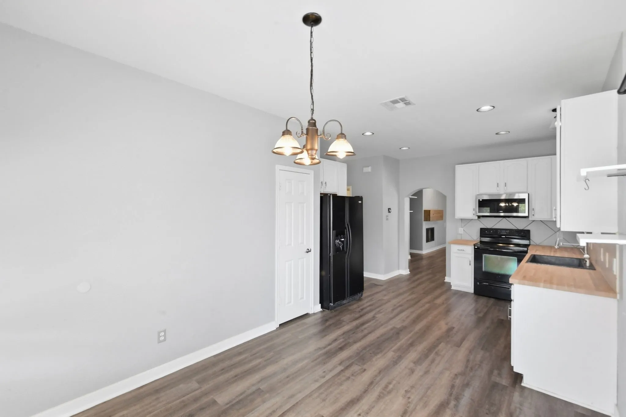 Single Family Residence For Sale in Denton County , 1116 Grey Fox Drive, Savannah, Texas 76227, 3 Bedroom, 3 Bathroom, 2 Garage spaces, 1,676 Sqft, built in 2006, mls#21392913, Real Estate Agent in Savannah, Homes For Sale in Denton county, Homes For Sale in Savannah, Realtor in Savannah Texas, Real Estate Brokerage Independent Realty Texas, Luminita Cordes Realtor