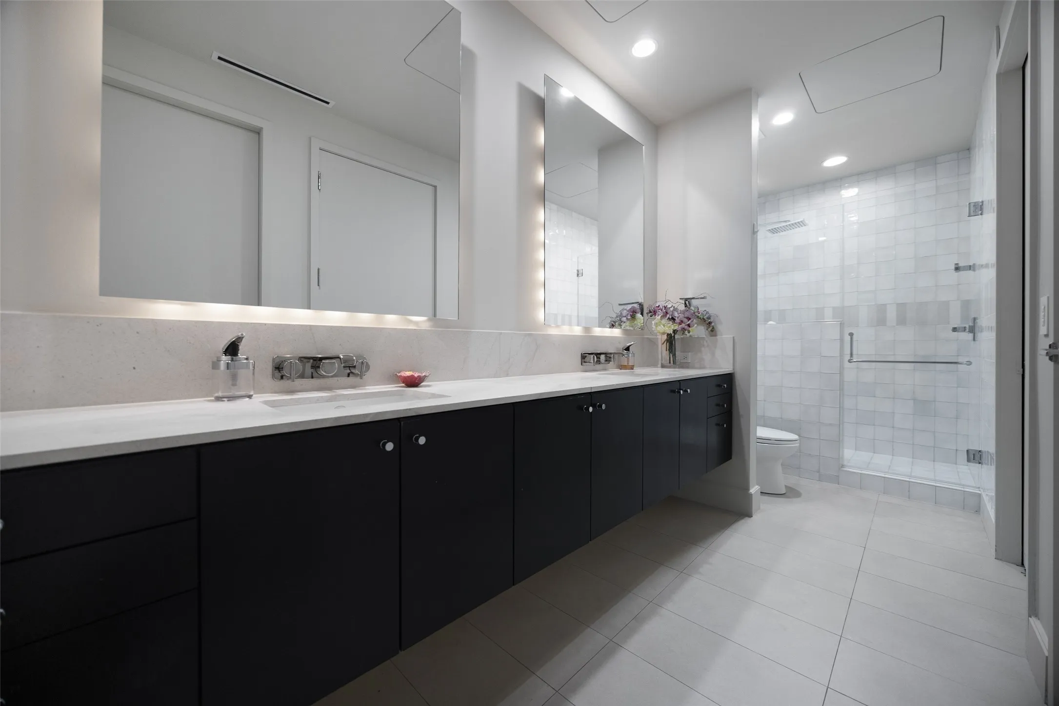 Condominium For Sale in Dallas County , 2408 Victory Park Lane 1240, Dallas, Texas 75219, 3 Bedroom, 3 Bathroom, 2 Garage spaces, 2,444 Sqft, built in 2005, mls#21394434, Real Estate Agent in Dallas, Homes For Sale in Dallas county, Homes For Sale in Dallas, Realtor in Dallas Texas, Real Estate Brokerage Independent Realty Texas, Luminita Cordes Realtor