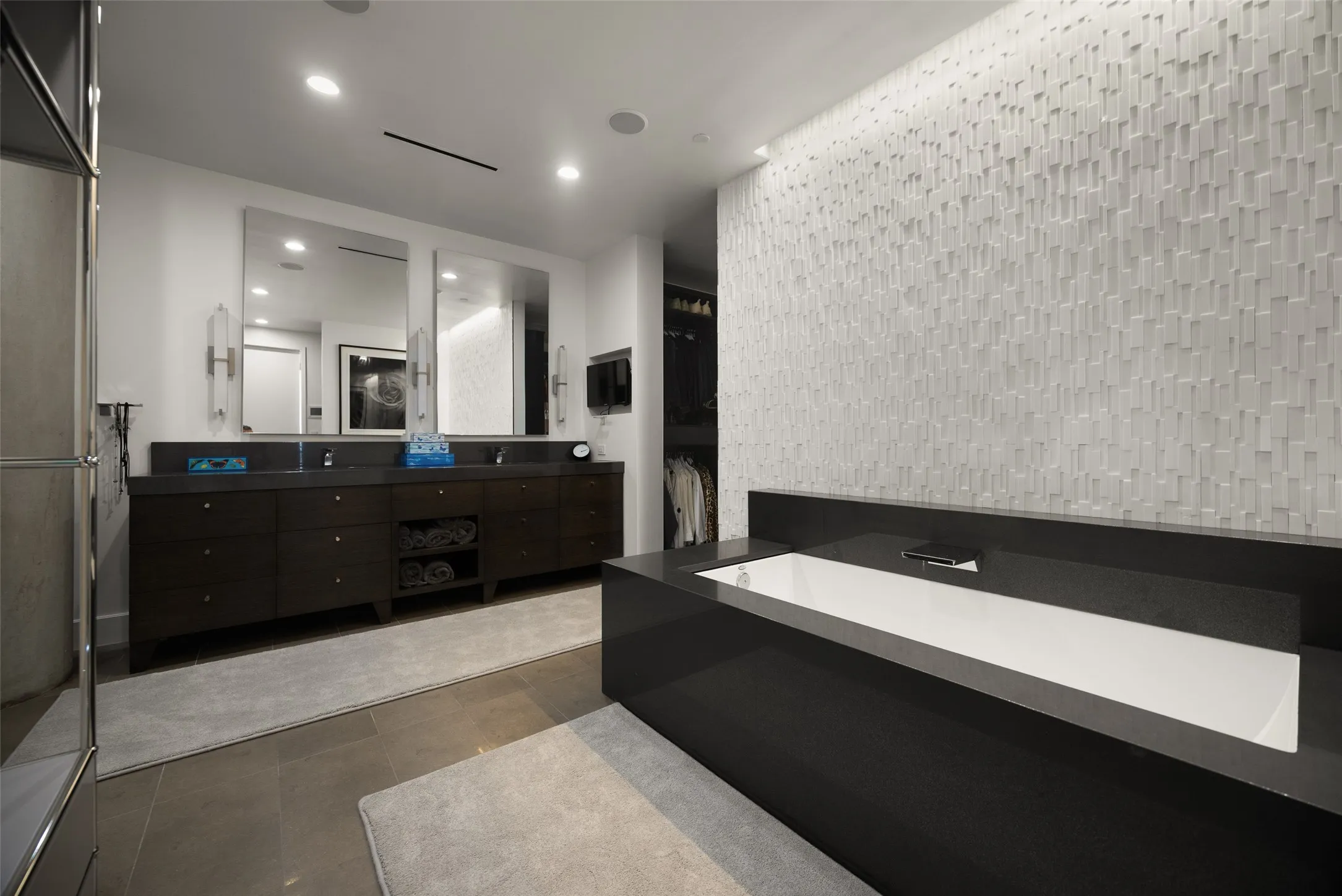 Condominium For Sale in Dallas County , 2408 Victory Park Lane 1240, Dallas, Texas 75219, 3 Bedroom, 3 Bathroom, 2 Garage spaces, 2,444 Sqft, built in 2005, mls#21394434, Real Estate Agent in Dallas, Homes For Sale in Dallas county, Homes For Sale in Dallas, Realtor in Dallas Texas, Real Estate Brokerage Independent Realty Texas, Luminita Cordes Realtor