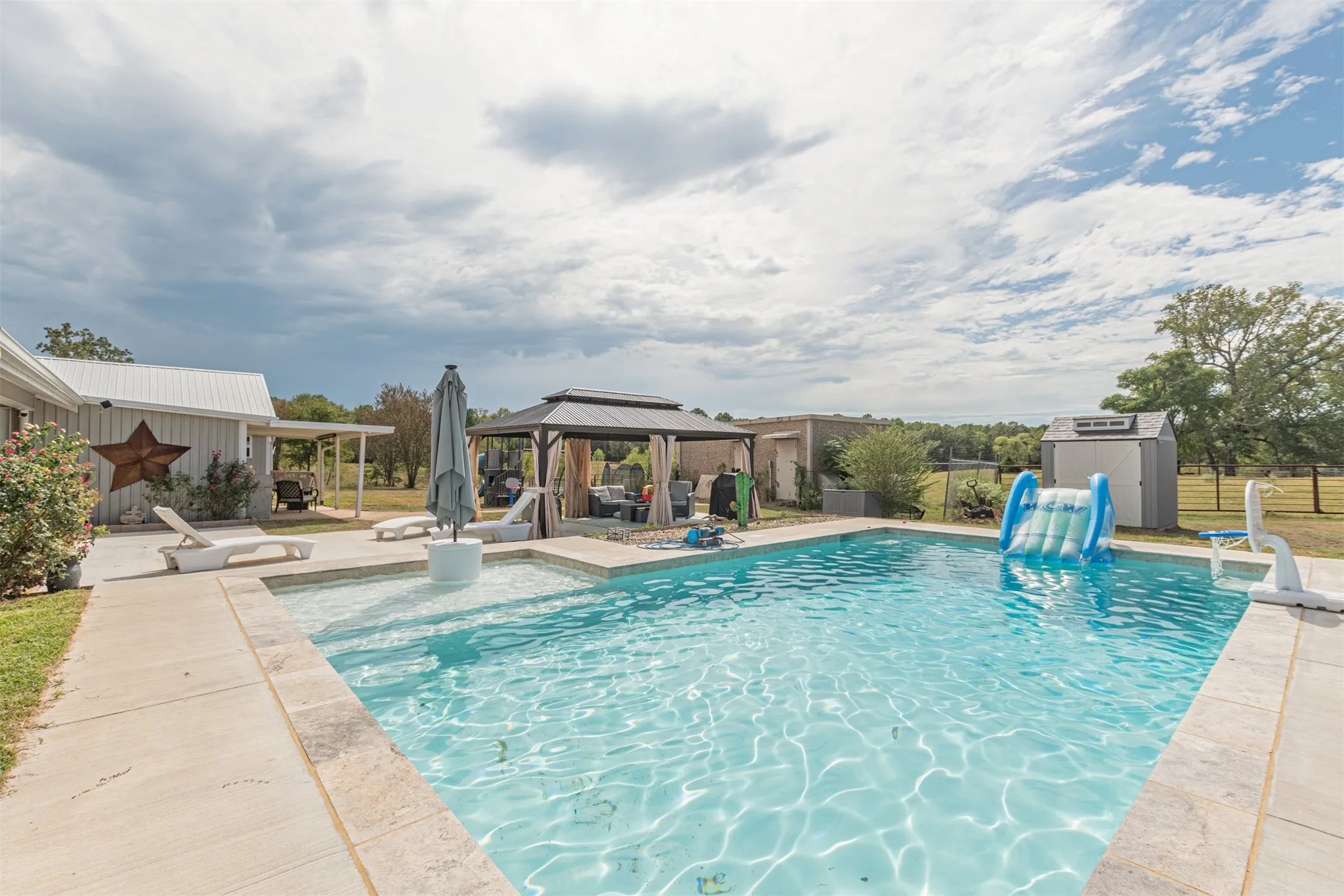 Single Family Residence For Sale in Harrison County , 2162 Blackburn Road, Diana, Texas 75640, 5 Bedroom, 2 Bathroom, Garage spaces, 2,364 Sqft, built in 1948, mls#21394470, Real Estate Agent in Diana, Homes For Sale in Harrison county, Homes For Sale in Diana, Realtor in Diana Texas, Real Estate Brokerage Independent Realty Texas, Luminita Cordes Realtor