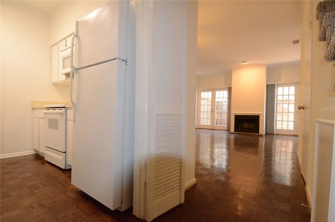 Condominium For Rent in Dallas County , 2727 Shelby Avenue M, Dallas, Texas 75219, 2 Bedroom, 2 Bathroom, Garage spaces, 962 Sqft, built in 1979, mls#21394472, Real Estate Agent in Dallas, Homes For Rent in Dallas county, Homes For Rent in Dallas, Realtor in Dallas Texas, Real Estate Brokerage Independent Realty Texas, Luminita Cordes Realtor