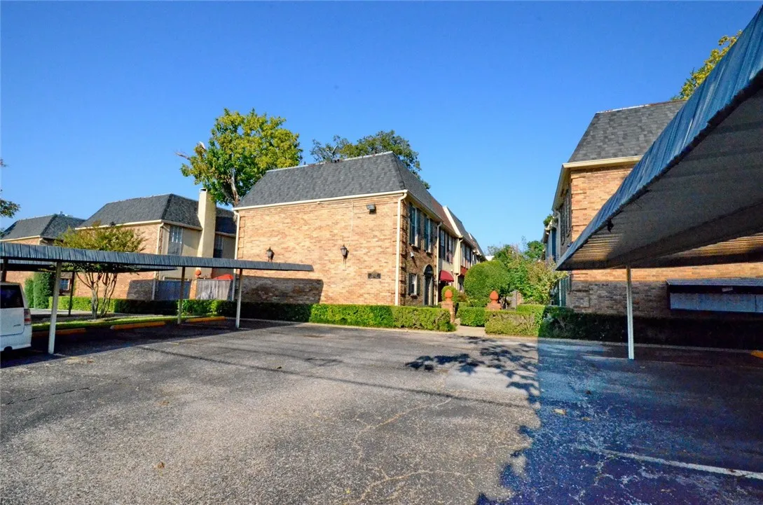 Condominium For Rent in Dallas County , 2727 Shelby Avenue M, Dallas, Texas 75219, 2 Bedroom, 2 Bathroom, Garage spaces, 962 Sqft, built in 1979, mls#21394472, Real Estate Agent in Dallas, Homes For Rent in Dallas county, Homes For Rent in Dallas, Realtor in Dallas Texas, Real Estate Brokerage Independent Realty Texas, Luminita Cordes Realtor