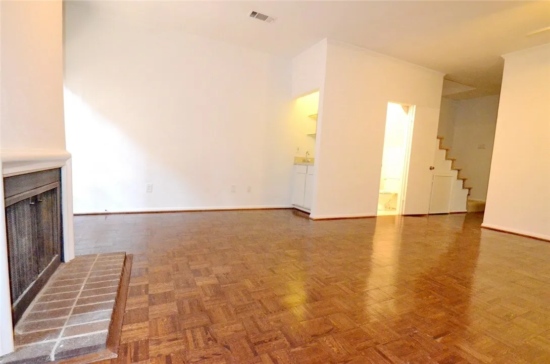 Condominium For Rent in Dallas County , 2727 Shelby Avenue M, Dallas, Texas 75219, 2 Bedroom, 2 Bathroom, Garage spaces, 962 Sqft, built in 1979, mls#21394472, Real Estate Agent in Dallas, Homes For Rent in Dallas county, Homes For Rent in Dallas, Realtor in Dallas Texas, Real Estate Brokerage Independent Realty Texas, Luminita Cordes Realtor
