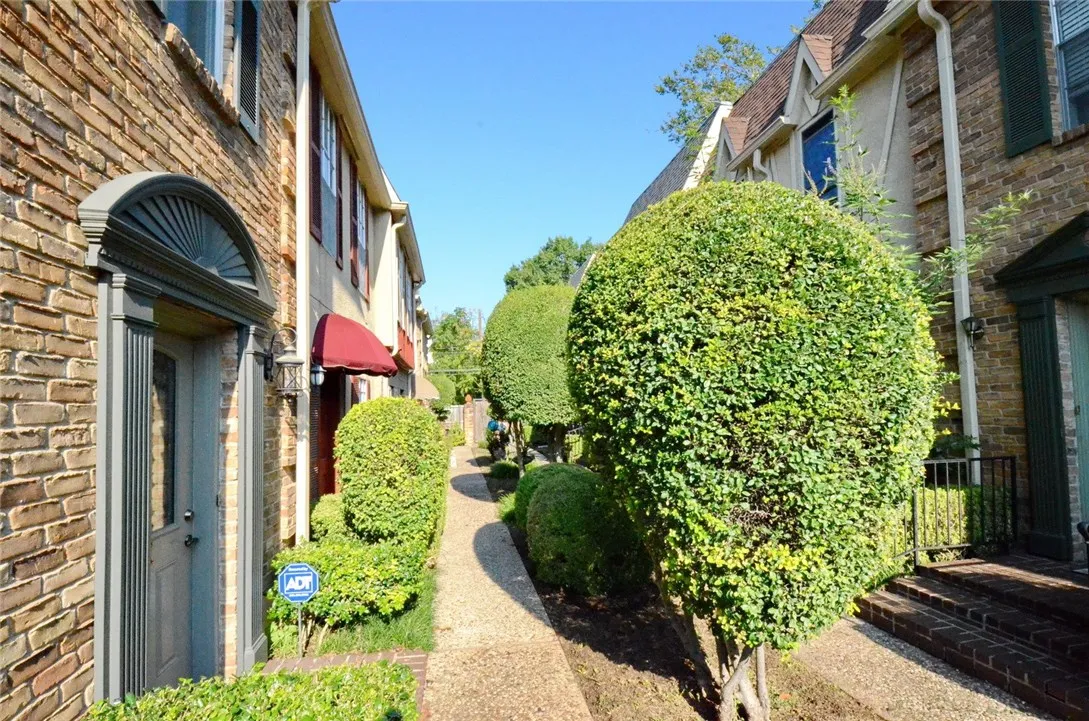 Condominium For Rent in Dallas County , 2727 Shelby Avenue M, Dallas, Texas 75219, 2 Bedroom, 2 Bathroom, Garage spaces, 962 Sqft, built in 1979, mls#21394472, Real Estate Agent in Dallas, Homes For Rent in Dallas county, Homes For Rent in Dallas, Realtor in Dallas Texas, Real Estate Brokerage Independent Realty Texas, Luminita Cordes Realtor