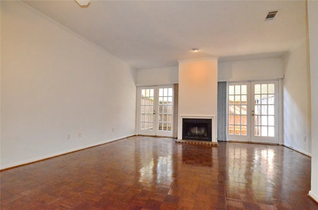 Condominium For Rent in Dallas County , 2727 Shelby Avenue M, Dallas, Texas 75219, 2 Bedroom, 2 Bathroom, Garage spaces, 962 Sqft, built in 1979, mls#21394472, Real Estate Agent in Dallas, Homes For Rent in Dallas county, Homes For Rent in Dallas, Realtor in Dallas Texas, Real Estate Brokerage Independent Realty Texas, Luminita Cordes Realtor