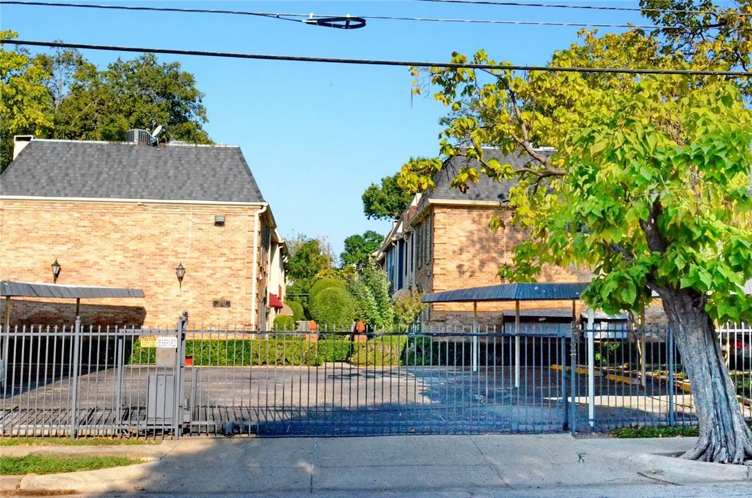 Condominium For Rent in Dallas County , 2727 Shelby Avenue M, Dallas, Texas 75219, 2 Bedroom, 2 Bathroom, Garage spaces, 962 Sqft, built in 1979, mls#21394472, Real Estate Agent in Dallas, Homes For Rent in Dallas county, Homes For Rent in Dallas, Realtor in Dallas Texas, Real Estate Brokerage Independent Realty Texas, Luminita Cordes Realtor