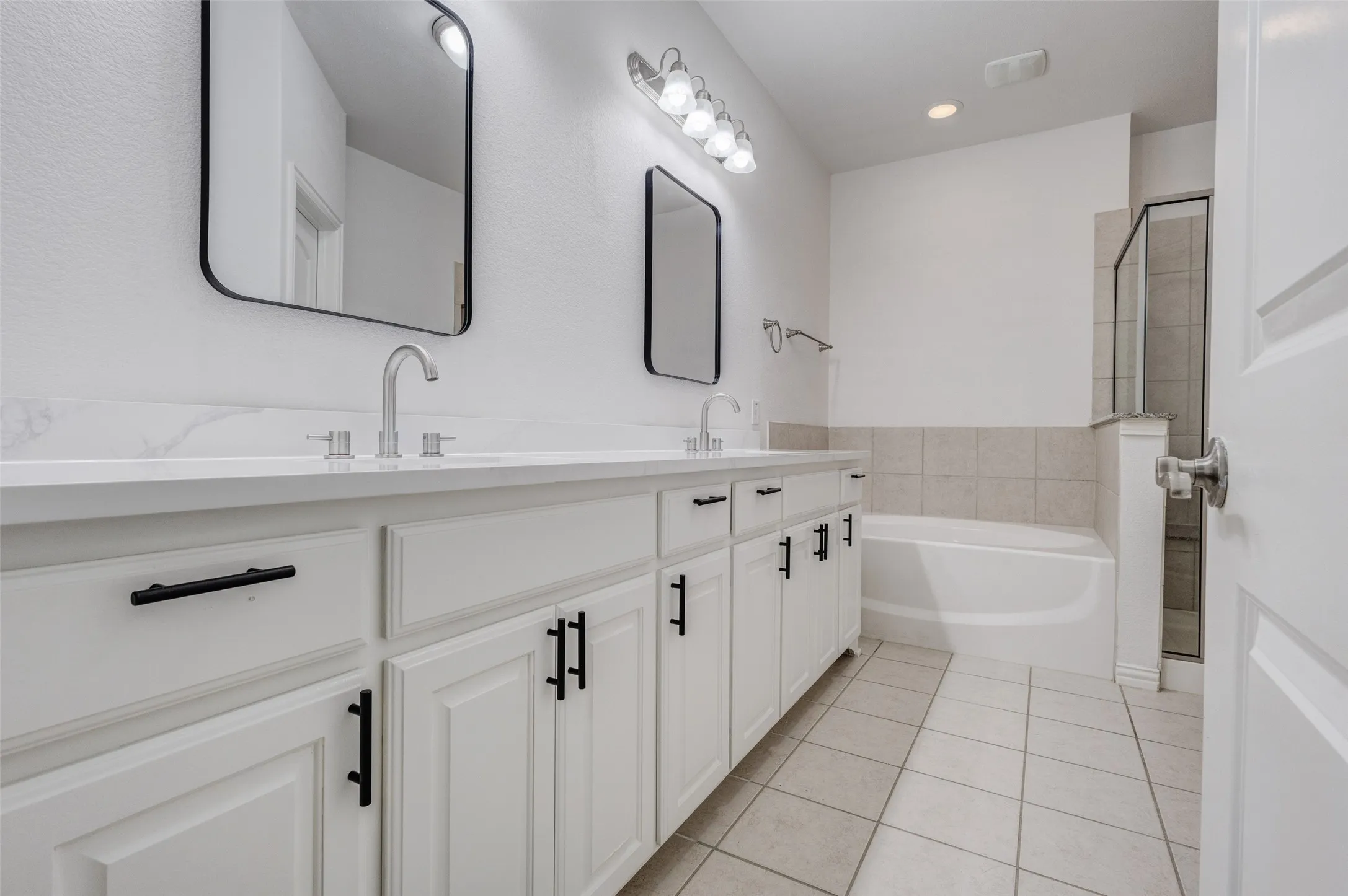 Townhouse For Sale in Dallas County , 611 Matthew Place, Richardson, Texas 75081, 3 Bedroom, 3 Bathroom, 2 Garage spaces, 1,669 Sqft, built in 2013, mls#21388394, Real Estate Agent in Richardson, Homes For Sale in Dallas county, Homes For Sale in Richardson, Realtor in Richardson Texas, Real Estate Brokerage Independent Realty Texas, Luminita Cordes Realtor