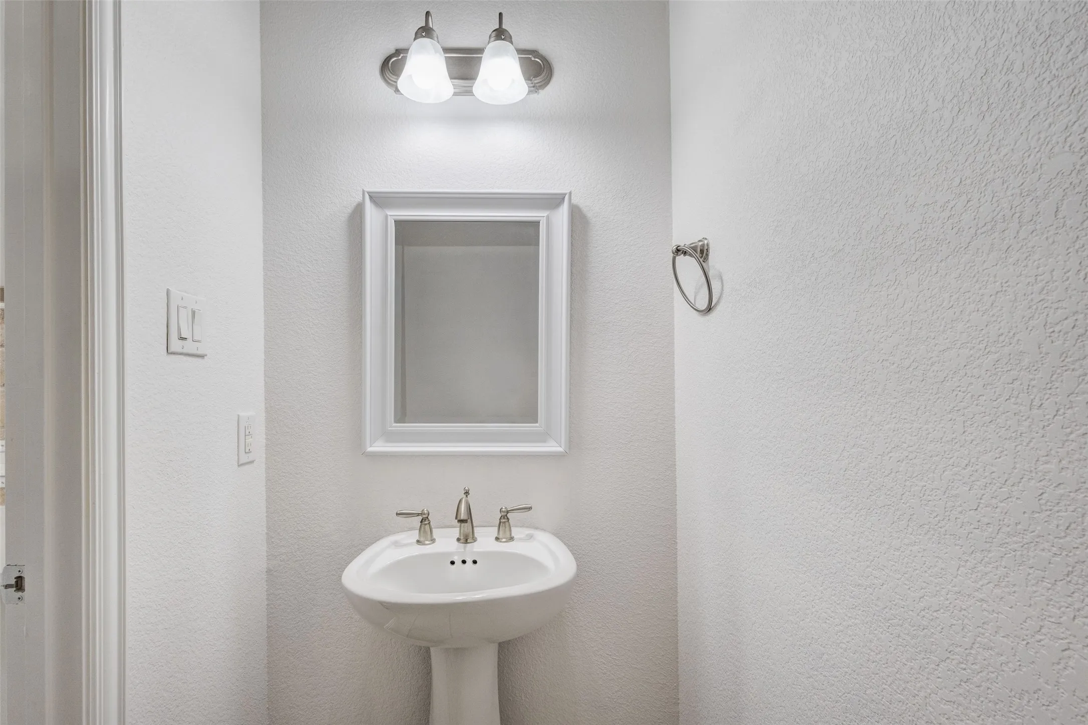 Townhouse For Sale in Dallas County , 611 Matthew Place, Richardson, Texas 75081, 3 Bedroom, 3 Bathroom, 2 Garage spaces, 1,669 Sqft, built in 2013, mls#21388394, Real Estate Agent in Richardson, Homes For Sale in Dallas county, Homes For Sale in Richardson, Realtor in Richardson Texas, Real Estate Brokerage Independent Realty Texas, Luminita Cordes Realtor