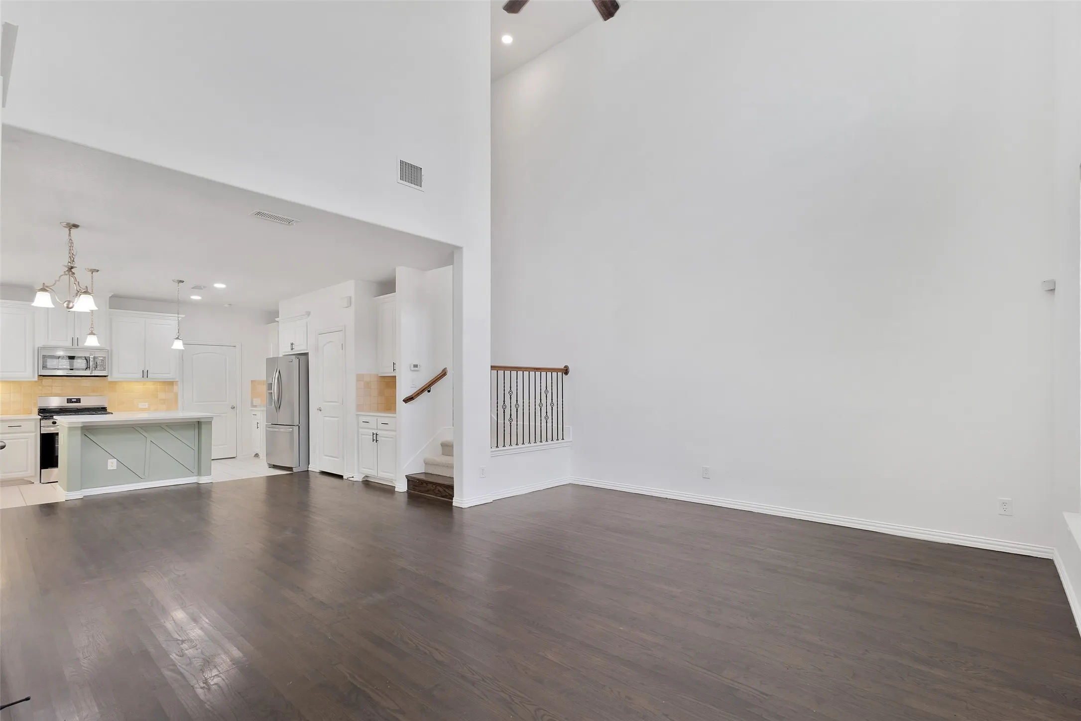 Townhouse For Sale in Dallas County , 611 Matthew Place, Richardson, Texas 75081, 3 Bedroom, 3 Bathroom, 2 Garage spaces, 1,669 Sqft, built in 2013, mls#21388394, Real Estate Agent in Richardson, Homes For Sale in Dallas county, Homes For Sale in Richardson, Realtor in Richardson Texas, Real Estate Brokerage Independent Realty Texas, Luminita Cordes Realtor