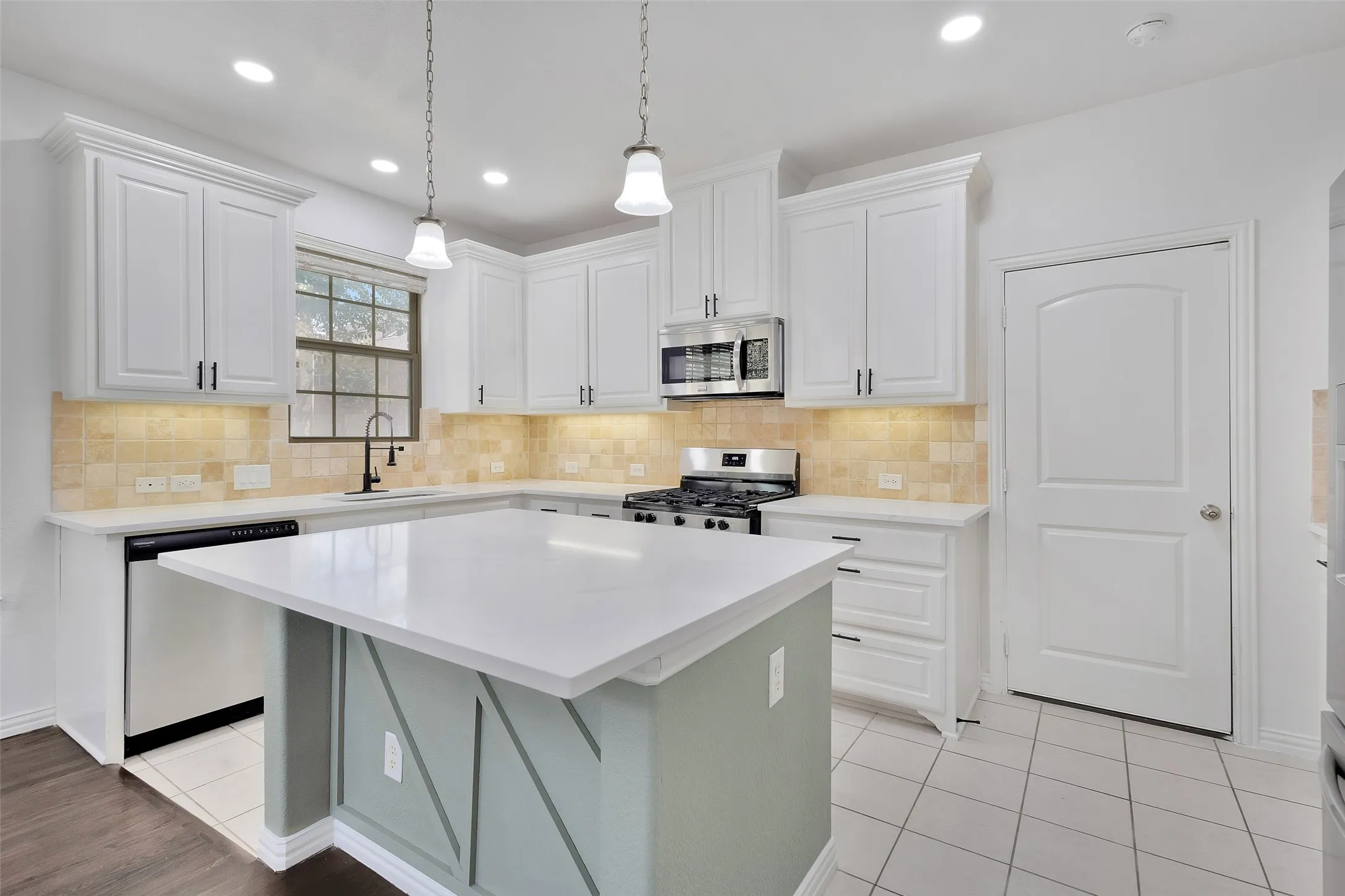 Townhouse For Sale in Dallas County , 611 Matthew Place, Richardson, Texas 75081, 3 Bedroom, 3 Bathroom, 2 Garage spaces, 1,669 Sqft, built in 2013, mls#21388394, Real Estate Agent in Richardson, Homes For Sale in Dallas county, Homes For Sale in Richardson, Realtor in Richardson Texas, Real Estate Brokerage Independent Realty Texas, Luminita Cordes Realtor