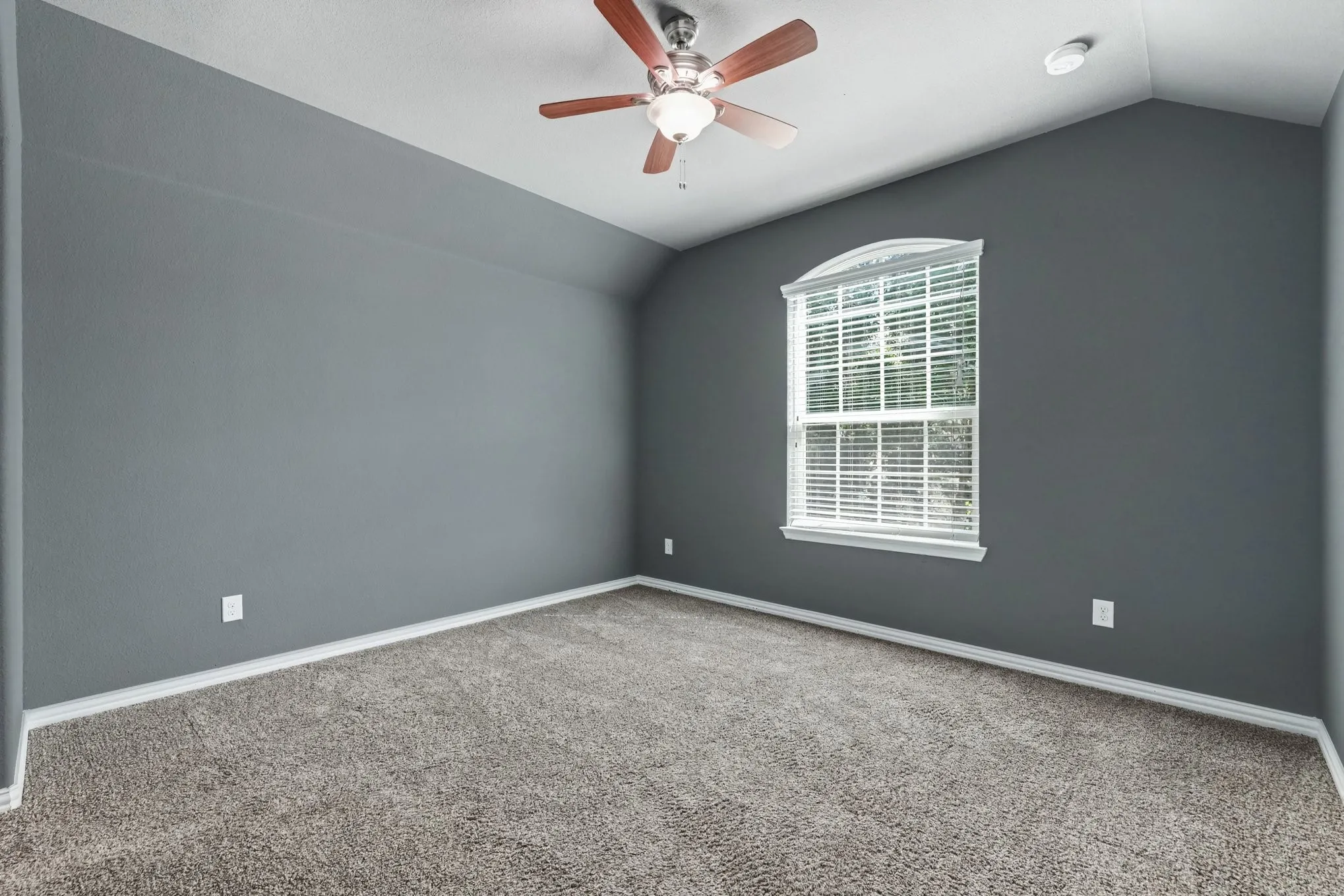 Single Family Residence For Sale in Collin County , 3916 Lands End Drive, Mc Kinney, Texas 75071, 4 Bedroom, 4 Bathroom, 2 Garage spaces, 2,664 Sqft, built in 2014, mls#21392003, Real Estate Agent in Mc Kinney, Homes For Sale in Collin county, Homes For Sale in Mc Kinney, Realtor in Mc Kinney Texas, Real Estate Brokerage Independent Realty Texas, Luminita Cordes Realtor