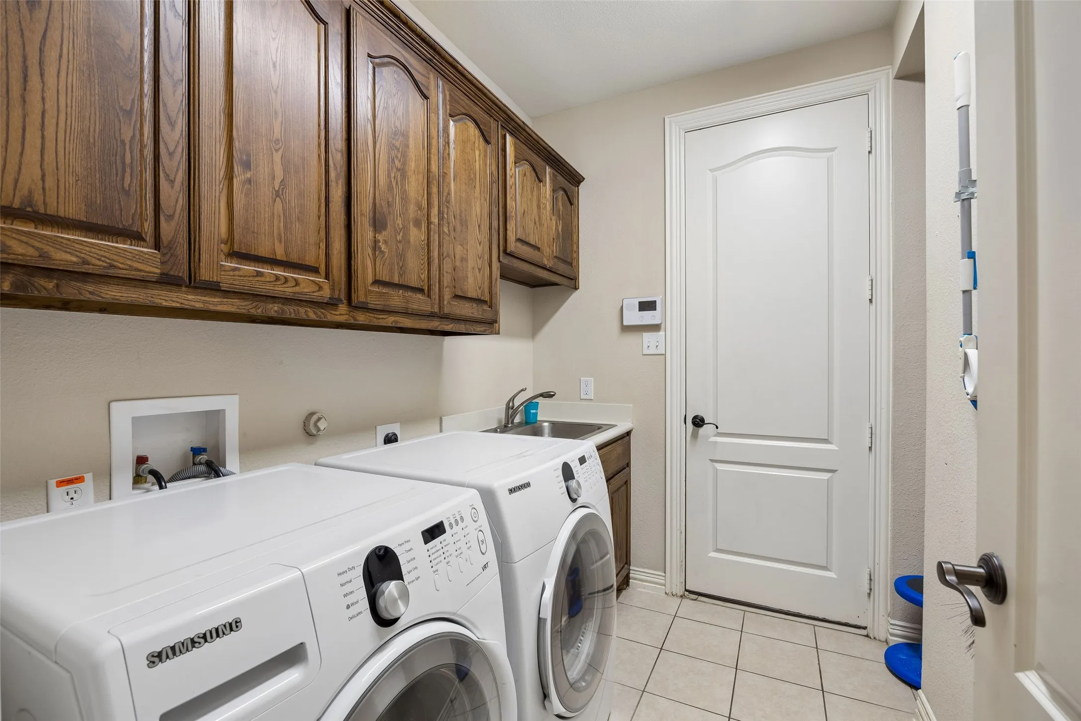 Single Family Residence For Sale in Dallas County , 8707 Daytonia Avenue, Dallas, Texas 75218, 4 Bedroom, 2 Bathroom, 2 Garage spaces, 1,965 Sqft, built in 2008, mls#21393090, Real Estate Agent in Dallas, Homes For Sale in Dallas county, Homes For Sale in Dallas, Realtor in Dallas Texas, Real Estate Brokerage Independent Realty Texas, Luminita Cordes Realtor